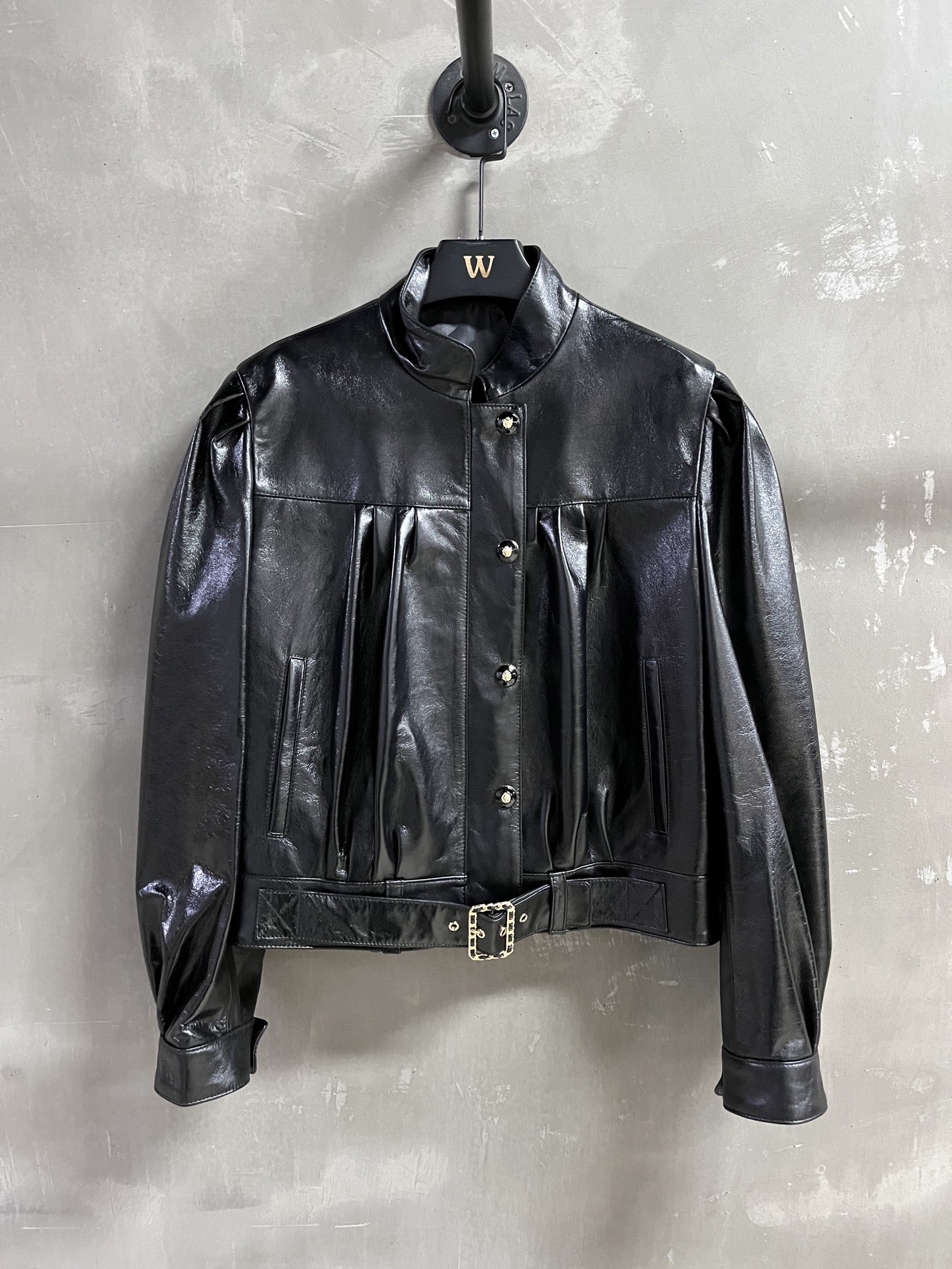 NO:330490,Original single ruthless women's clothing with dust bag Chan*l introduction | 2025 spring clothing new product The best jacket item of this quarter!  Classic Chanel design, the style is not picky and versatile and fashionable!  The neat cut and exquisite buttons make the leather jacket no longer monotonous. Custom camellia lining!  - MATERIAL Material - imported leather aurora lambskin size S- XL M size bust 104 clothes length 52 shoulder width 40 sleeve length 62, chanel, chanel, jackets & coats,leather jacket, sheepskin,alexander wang19860909原单狠货女装 配防尘袋Chan*l简介｜2025春装新品 本季度最佳外套单品！经典香奈儿设计 版型不挑人百搭又时髦！利落裁剪的同时穿插精美绝伦扣子让皮衣不再单调 定制山茶花里衬！ - MATERIAL 材质 - 皮面进口极光小羊皮 size Ｓ- XL M码胸围104 衣长52肩宽40袖长62,,chanel,chanel,jackets & coats,leather jacket,sheepskin,alexander wang,Women's clothing