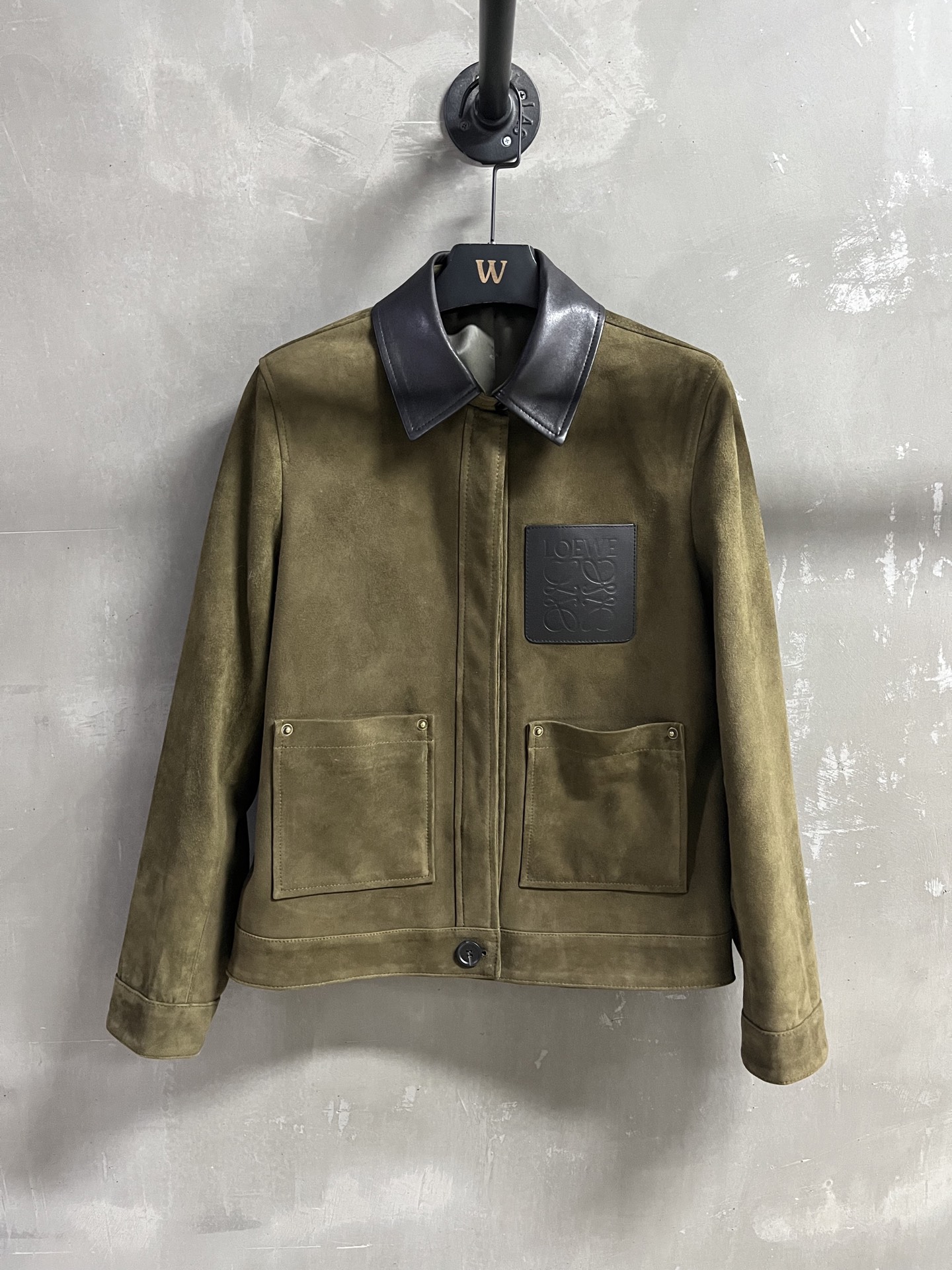 NO:330499,Original single ruthless women's clothing with dust bag Lo*we introduction | 2025 spring clothing new product The best jacket item of this season!  Original customization, sweet and cool retro temperament, the style is not picky and versatile and fashionable!  - MATERIAL Material - Imported leather-Turkish mixed cashmere sizeM- XL M size bust 104 Clothes length 58 Shoulder width 41 Sleeve length 59,,jackets & coats,alexander wang19860909原单狠货女装 配防尘袋Lo*we简介｜2025春装新品 本季度最佳外套单品！原版订制 甜酷风复古气质,版型不挑人百搭又时髦！ - MATERIAL 材质 - 皮面进口土耳其混种羊绒 sizeM- XL M码胸围104 衣长58 肩宽41 袖长59,,jackets & coats,alexander wang,Women's clothing