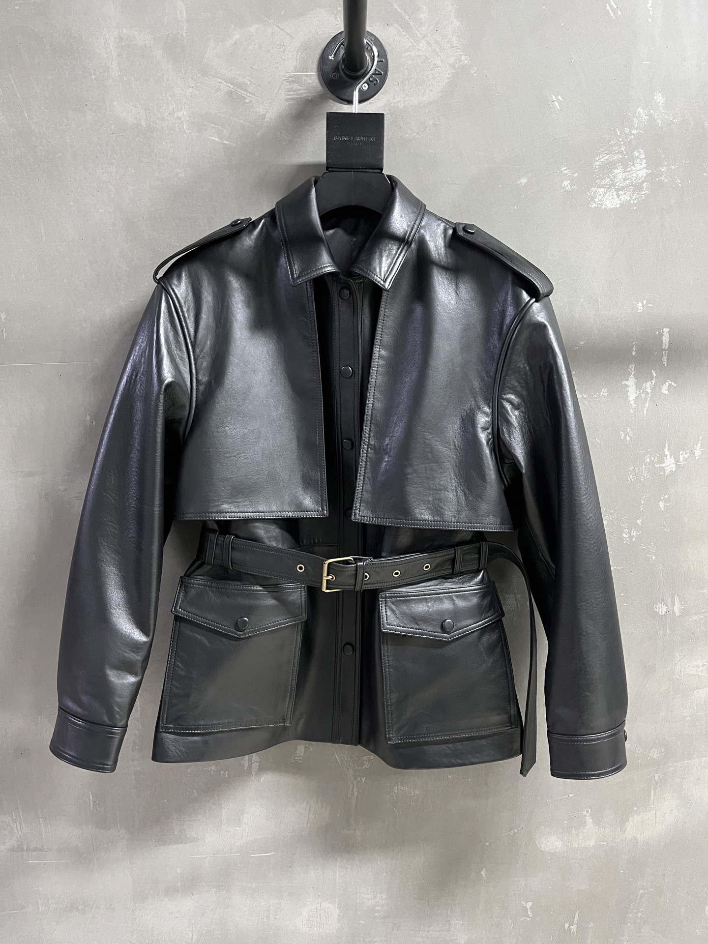 NO:330482,Original single ruthless women's clothing with dust bag Saint L*urent introduction | 2025 spring clothing new product The best leather jacket item of this quarter!  The style is not picky and versatile and fashionable!  - MATERIAL Material - Imported leather English embryo natural pattern bubbly leather size S- L M size bust 114 garment length 66 shoulder width 51 sleeve length 57, saint laurent,leaur jacket,alexander wang19860909原单狠货女装 配防尘袋Saint L*urent简介｜2025春装新品 本季度最佳皮衣单品！版型不挑人百搭又时髦！ - MATERIAL 材质 - 皮面进口英胚自然纹泡皮 size Ｓ- L M码胸围114衣长66肩宽51袖长57,,saint laurent,leather jacket,alexander wang,Women's clothing