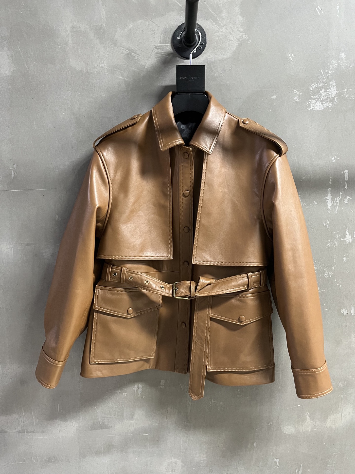 NO:330505,Original single ruthless women's clothing with dust bag Saint L*urent introduction | 2025 spring clothing new product The best leather jacket item of this quarter!  The style is not picky and versatile and fashionable!  - MATERIAL Material - Imported leather English embryo natural pattern bubbly leather size S- L M size bust 114 garment length 66 shoulder width 51 sleeve length 57, saint laurent,leaur jacket,alexander wang19860909原单狠货女装 配防尘袋Saint L*urent简介｜2025春装新品 本季度最佳皮衣单品！版型不挑人百搭又时髦！ - MATERIAL 材质 - 皮面进口英胚自然纹泡皮 size Ｓ- L M码胸围114衣长66肩宽51袖长57,,saint laurent,leather jacket,alexander wang,Women's clothing