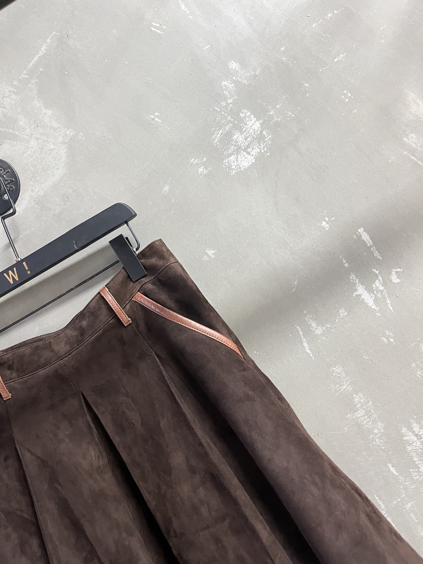 Miu Miu Inspired Leather Midi Skirt - Stylish & Versatile Fall Fashion 5 i1752582350964 6970 0 2