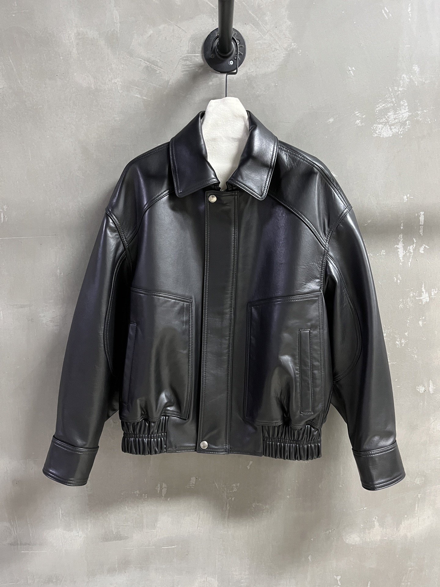 NO:636708,Introduction to Saint L*urent｜2025 new autumn clothing products The best leather clothing items of this season!  The style is versatile and fashionable!  - MATERIAL Material - Leather surface imported English natural grain foam leather size S-19860909Saint L*urent简介｜2025秋装新品 本季度最佳皮衣单品！版型不挑人百搭又时髦！ - MATERIAL 材质 - 皮面进口英胚自然纹泡皮 size Ｓ- XL M码胸围122衣长65肩宽58袖长55 price,圣罗兰-服装,saint laurent,saint laurent,leather jacket,alexander wang,Women's clothing
