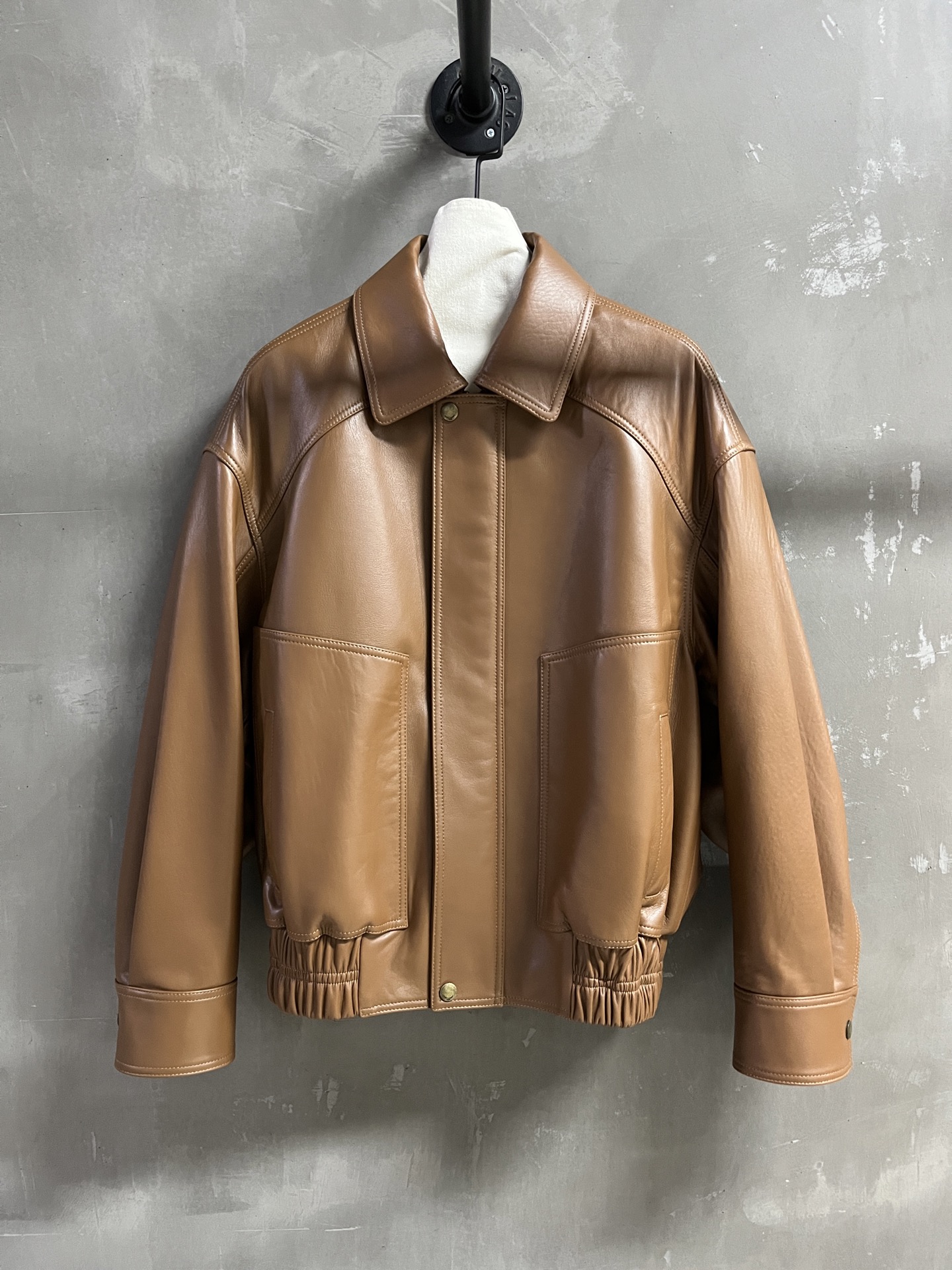 NO:636710,Introduction to Saint L*urent｜2025 new autumn clothing products The best leather clothing items of this season!  The style is versatile and fashionable!  - MATERIAL Material - Leather surface imported English natural grain foam leather size S-19860909Saint L*urent简介｜2025秋装新品 本季度最佳皮衣单品！版型不挑人百搭又时髦！ - MATERIAL 材质 - 皮面进口英胚自然纹泡皮 size Ｓ- XL M码胸围122衣长65肩宽58袖长55 price,圣罗兰-服装,saint laurent,saint laurent,leather jacket,alexander wang,Women's clothing