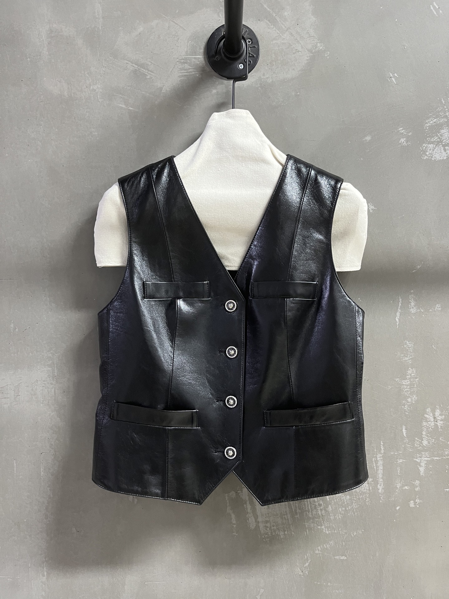 NO:636695,Introduction to Chan*l｜2025 New Autumn Clothing Products This season’s best outerwear items!  Classic Chanel design, easy-to-match style, versatile and fashionable!  The neat tailoring and exquisite buttons make the leather jacket no longer monotonous. Customized camellia lining!  - MATERIAL material - leather imported aurora lambskin size S-19860909Chan*l简介｜2025秋装新品 本季度最佳外套单品！经典香奈儿设计 版型不挑人百搭又时髦！利落裁剪的同时穿插精美绝伦扣子让皮衣不再单调 定制山茶花里衬！ - MATERIAL 材质 - 皮面进口极光小羊皮 size Ｓ- XL M码胸围92 衣长49 肩宽37 price,香奈儿-服装,chanel,chanel,jackets & coats,leather jacket,sheepskin,alexander wang,Women's clothing