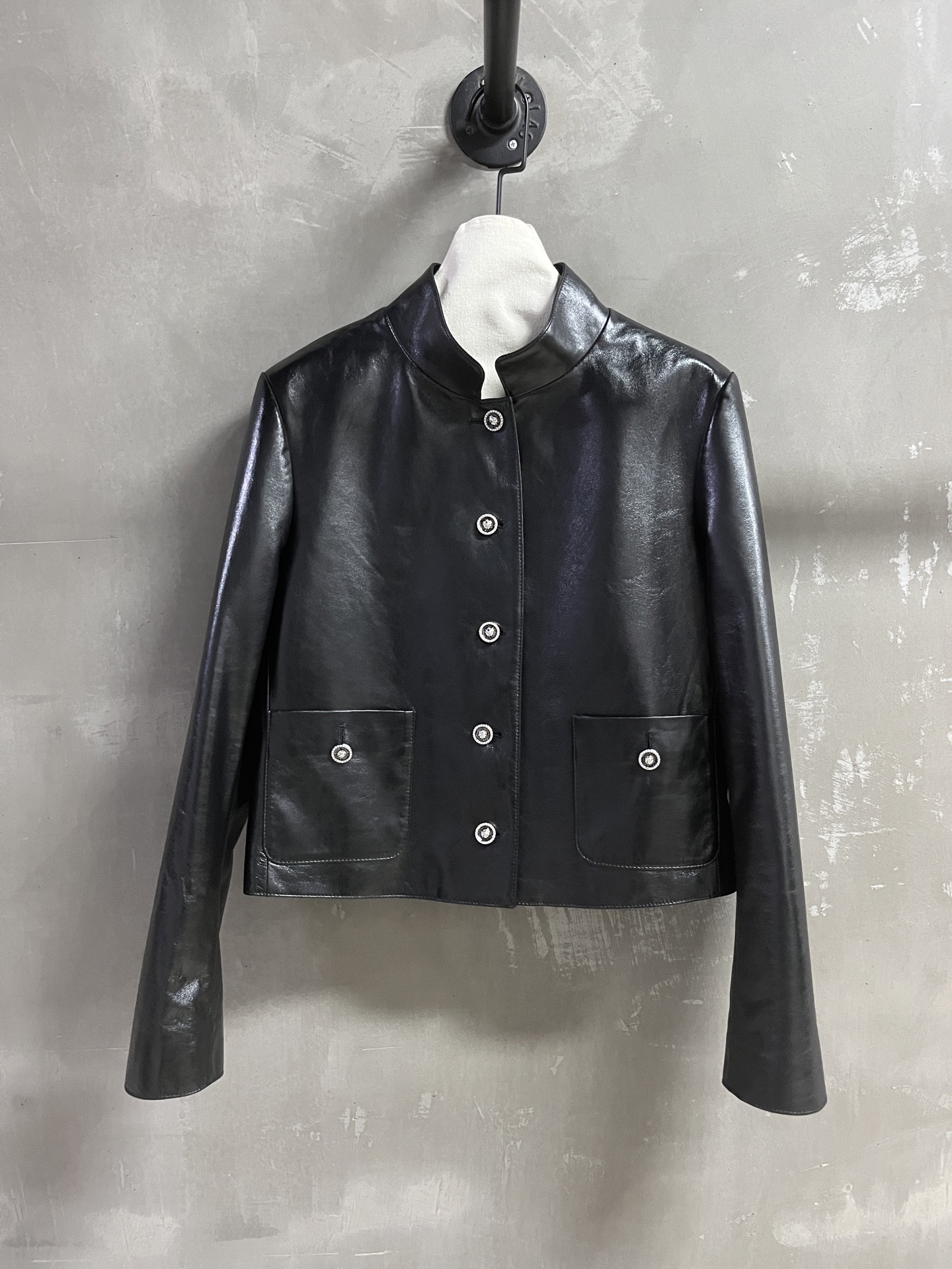 NO:636697,Introduction to Chan*l｜2025 New Autumn Clothing Products This season’s best outerwear items!  Classic Chanel design, easy-to-match style, versatile and fashionable!  The neat tailoring and exquisite buttons make the leather jacket no longer monotonous. Customized camellia lining!  - MATERIAL material - leather imported aurora lambskin size S-19860909Chan*l简介｜2025秋装新品 本季度最佳外套单品！经典香奈儿设计 版型不挑人百搭又时髦！利落裁剪的同时穿插精美绝伦扣子让皮衣不再单调 定制山茶花里衬！ - MATERIAL 材质 - 皮面进口极光小羊皮 size Ｓ- XL M码胸围98 衣长49 肩宽42 袖长61 price,香奈儿-服装,chanel,chanel,jackets & coats,leather jacket,sheepskin,alexander wang,Women's clothing