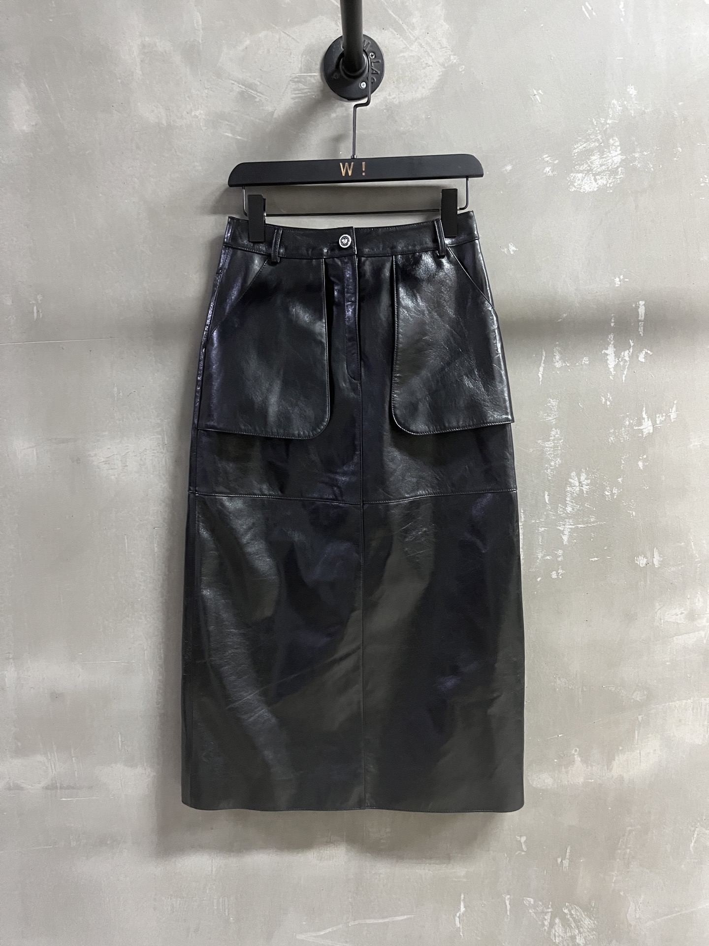 NO:636699,Introduction to Chan*l｜2025 New Autumn Clothes The Best Long Skirts of the Season!  Classic Chanel design, easy-to-match style, versatile and fashionable!  The neat tailoring and exquisite buttons make the leather skirt no longer monotonous. Customized camellia lining!  - MATERIAL material - leather imported aurora lambskin size S-19860909Chan*l简介｜2025秋装新品 本季度最佳长裙单品！经典香奈儿设计 版型不挑人百搭又时髦！利落裁剪的同时穿插精美绝伦扣子让皮裙不再单调 定制山茶花里衬！ - MATERIAL 材质 - 皮面进口极光小羊皮 size Ｓ- XL M码腰围68 臀围98 裙长85 price,香奈儿-服装,chanel,chanel,skirts,sheepskin,alexander wang,Women's clothing