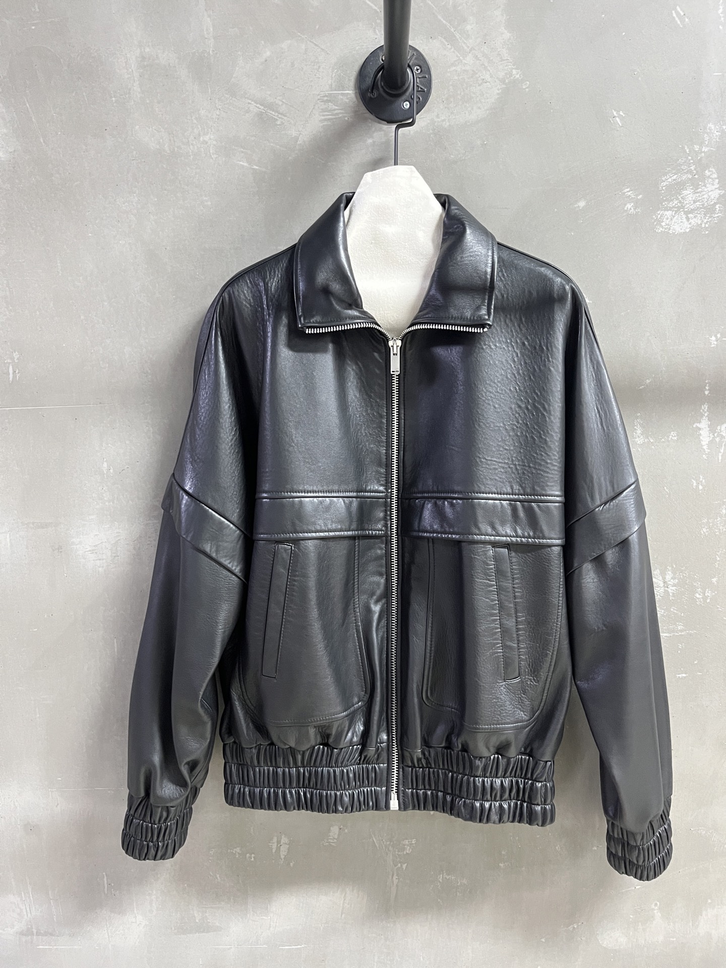 NO:636703,Introduction to Saint L*urent｜2025 new autumn clothing products The best leather clothing items of this season!  The style is versatile and fashionable!  Same style for men and women - MATERIAL material - leather surface imported English natural grain foam leather size S-19860909Saint L*urent简介｜2025秋装新品 本季度最佳皮衣单品！版型不挑人百搭又时髦！男女同款 - MATERIAL 材质 - 皮面进口英胚自然纹泡皮 size Ｓ- XL M码胸围128衣长66肩宽76袖长48,圣罗兰-服装,saint laurent,saint laurent,leather jacket,alexander wang,Women's clothing