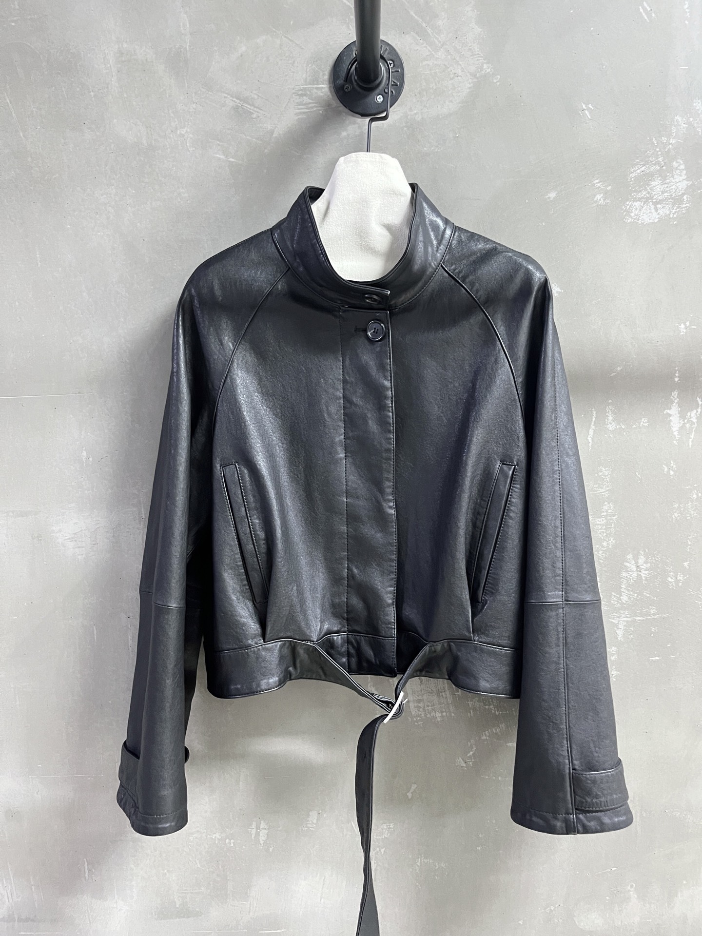 NO:636704,Lo*we introduction｜2025 new autumn clothing products The best leather clothing items this season!  The style is versatile and fashionable!  - MATERIAL material - leather imported Turkish vegetable tanned lambskin size S-19860909Lo*we简介｜2025秋装新品 本季度最佳皮衣单品！版型不挑人百搭又时髦！ - MATERIAL 材质 - 皮面进口土耳其植鞣小羊皮 size Ｓ- XL M码胸围118衣长53连肩袖长71,罗意威-服装,loewe,leather jacket,sheepskin,alexander wang,Women's clothing
