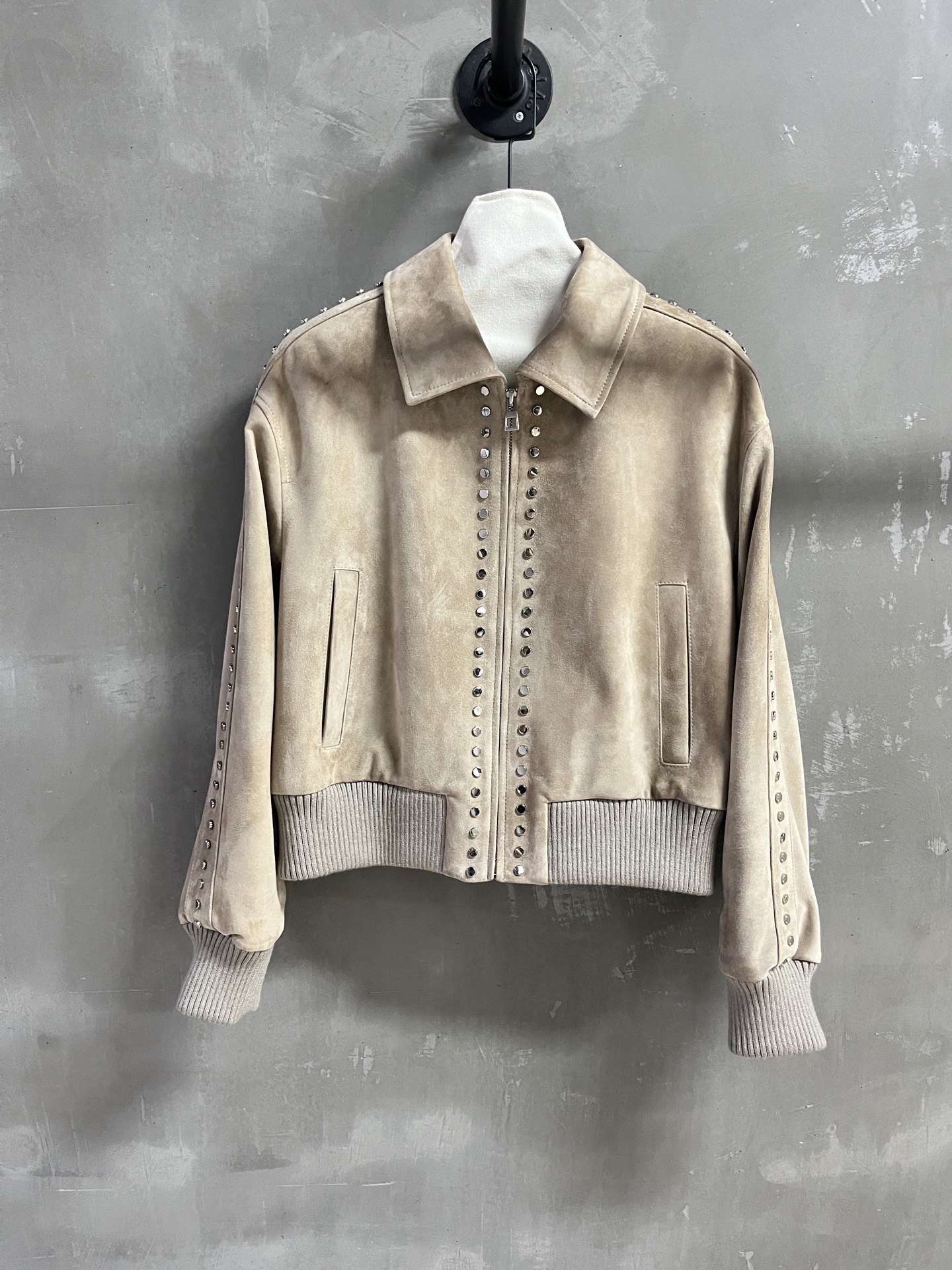 NO:636706,Lo*we introduction｜2025 new autumn clothing products The best leather clothing items this season!  The style is versatile and fashionable!  - MATERIAL material - leather imported Turkish mixed lambskin size S-19860909Lo*we简介｜2025秋装新品 本季度最佳皮衣单品！版型不挑人百搭又时髦！ - MATERIAL 材质 - 皮面进口土耳其混种小羊皮 size Ｓ- XL M码胸围112衣长53 肩宽51 袖长56,罗意威-服装,loewe,leather jacket,sheepskin,alexander wang,Women's clothing