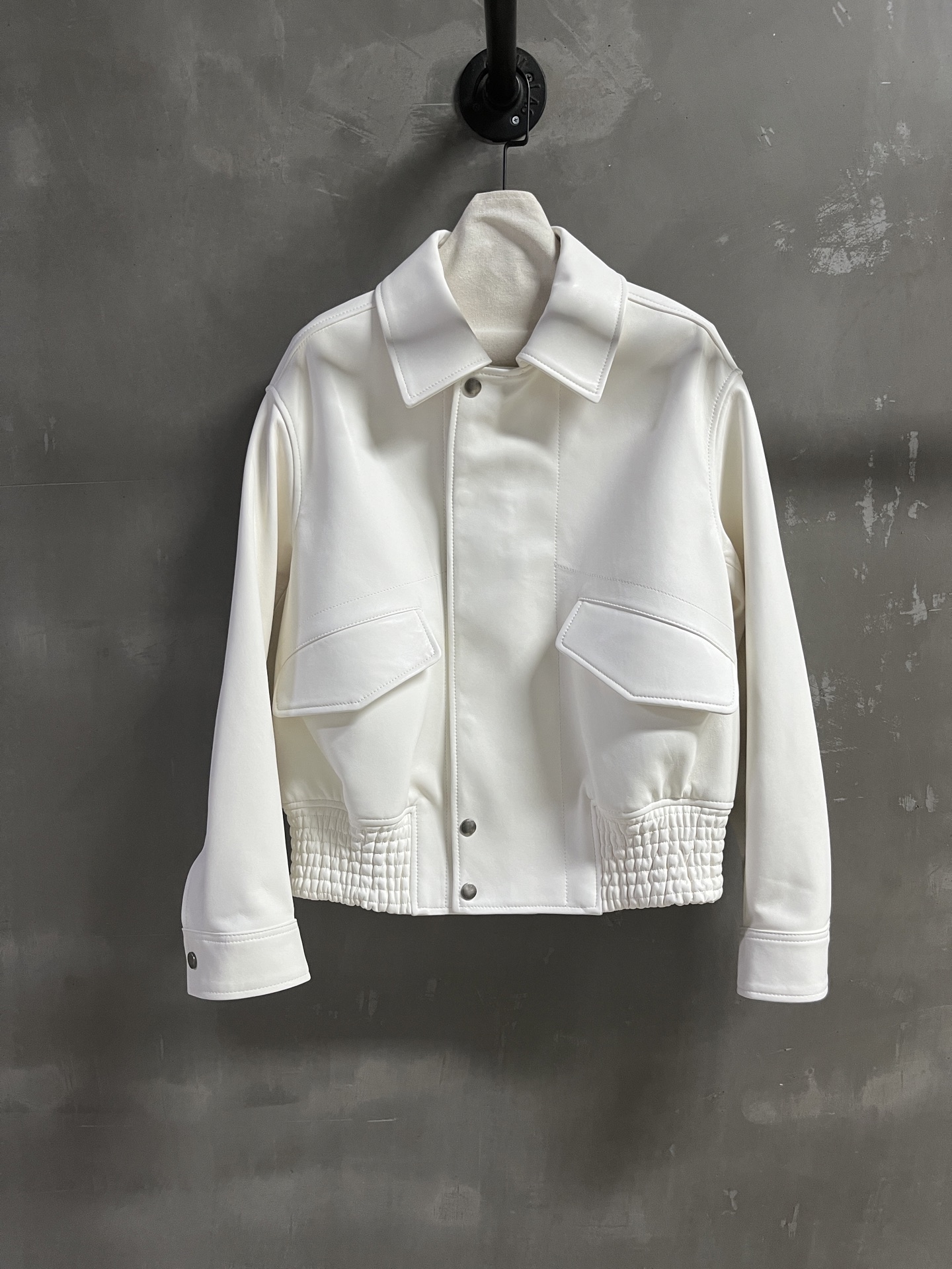 NO:636709,Introduction to LEMAIRE｜2025 Early Autumn New Products This season’s best leather items!  The style is versatile and fashionable!  - MATERIAL - Leather imported Turkish chrome-free tanned lambskin size S-19860909LEMAIRE简介｜2025早秋新品 本季度最佳皮衣单品！版型不挑人百搭又时髦！ - MATERIAL 材质 - 皮面进口土耳无铬鞣小羊皮 size Ｓ- XL M码胸围122 衣长59袖长61肩宽51,女装,leather jacket,sheepskin,alexander wang,Women's clothing