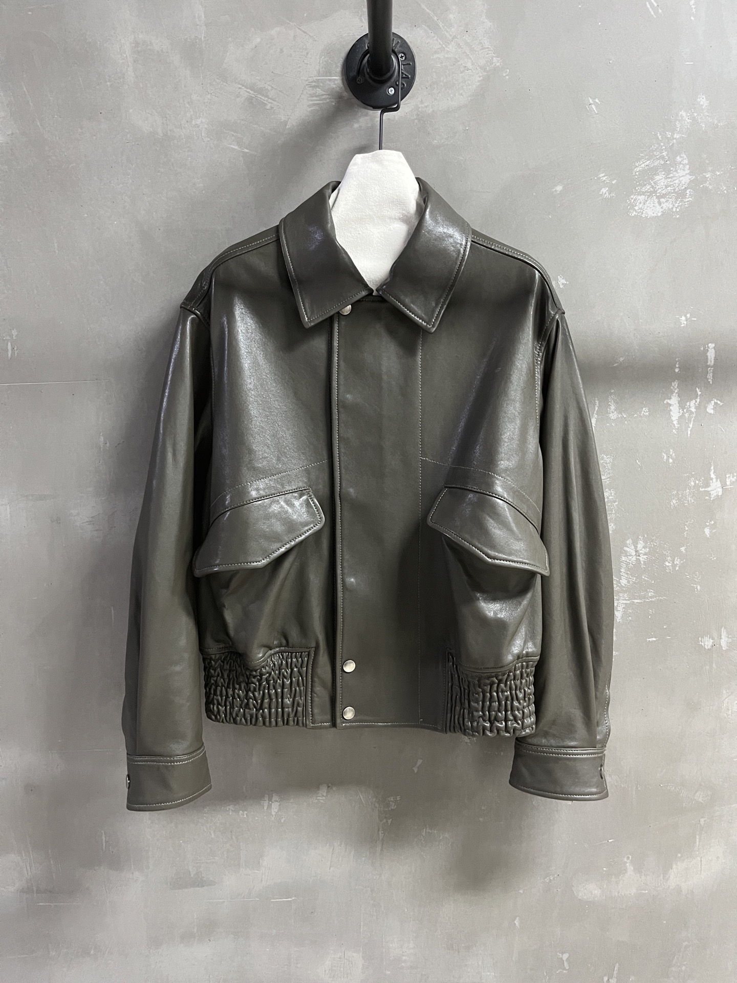 NO:636711,Introduction to LEMAIRE｜2025 Early Autumn New Products This season’s best leather items!  The style is versatile and fashionable!  - MATERIAL Material - leather imported Turkish vegetable tanned lambskin size S-19860909LEMAIRE简介｜2025早秋新品 本季度最佳皮衣单品！版型不挑人百搭又时髦！ - MATERIAL 材质 - 皮面进口土耳其植鞣小羊皮 size Ｓ- XL M码胸围122 衣长59袖长61肩宽51,女装,leather jacket,sheepskin,alexander wang,Women's clothing