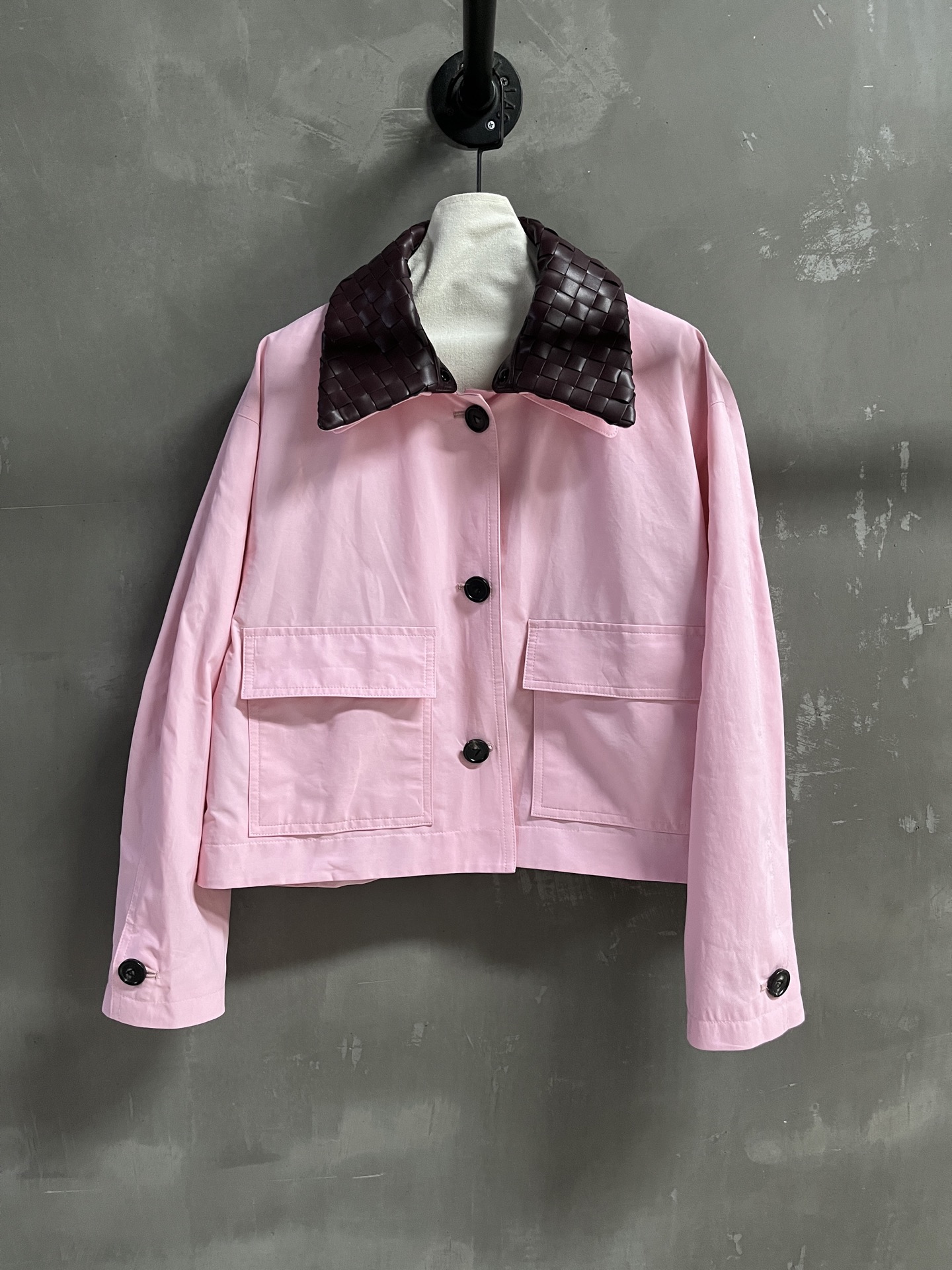 NO:636713,BV Introduction｜2025 New Autumn Clothing Products This season’s best outerwear items!  Original custom-made retro denim Barn style lambskin woven splicing fabric, easy to match, versatile and fashionable!  - MATERIAL material - leather imported original high weave density fabric size S - L M size bust 134 length 55 raglan sleeve length 76, Bottega Veneta - clothing, bottega veneta, bottega veneta, jackets & coats, sheepskin, alexander wang19860909BV简介｜2025秋装新品 本季度最佳外套单品！原版订制 复古丹宁巴恩风 小羊皮编织拼接面料 版型不挑人百搭又时髦！ - MATERIAL 材质 - 皮面进口原版高织数密度面料 sizeＳ- L M码胸围134衣长55 连肩袖长76,葆蝶家-服装,bottega veneta,bottega veneta,jackets & coats,sheepskin,alexander wang,Women's clothing