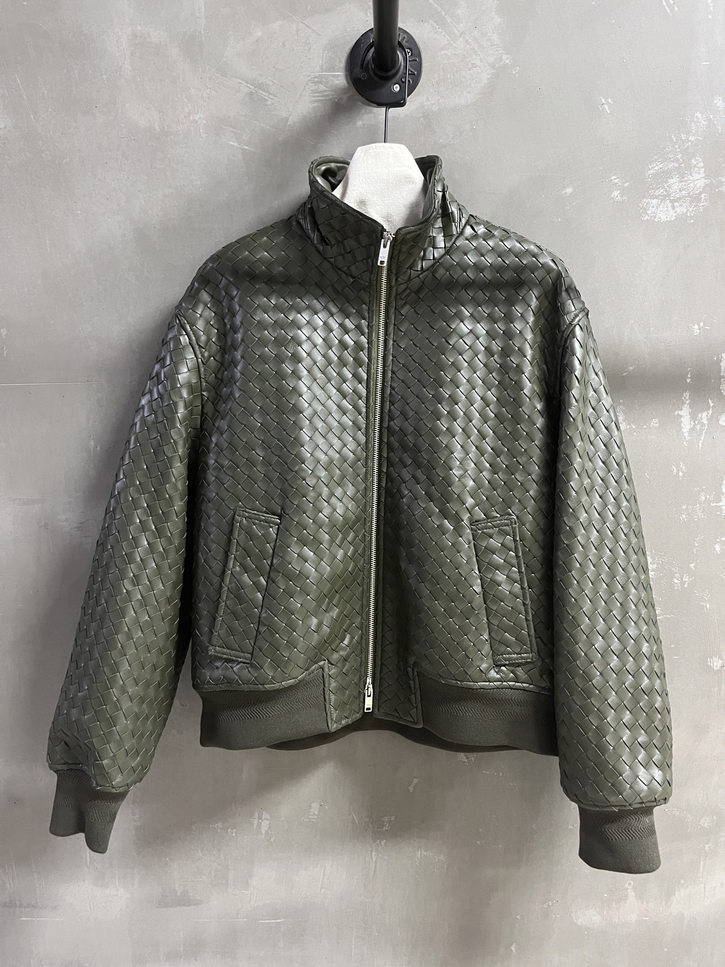 NO:636720,BV Introduction｜2025 New Autumn Clothing Products This season’s best outerwear items!  Original custom-made, hand-knitted, loose fit, versatile and fashionable!  Same style for men and women - MATERIAL material - leather imported New Zealand lambskin sizeS-19860909BV简介｜2025秋装新品 本季度最佳外套单品！原版订制 手工编织 宽松版型不挑人百搭又时髦！男女同款 - MATERIAL 材质 - 皮面进口新西兰小羊皮 sizeS- XL M码胸围124衣长62肩宽52袖长60,葆蝶家-服装,bottega veneta,bottega veneta,jackets & coats,sheepskin,alexander wang,Women's clothing