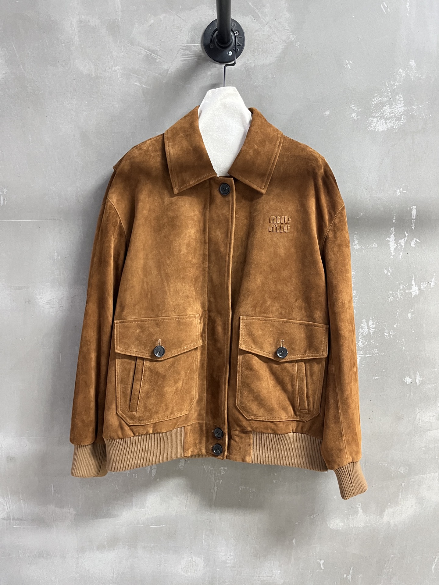 NO:636723,Introduction to MiuMi*｜2025 new autumn clothing products The best outerwear items of this season!  Classic jacket design, slim fit, versatile and fashionable!  - MATERIAL material - leather imported Turkish mixed sheepskin size S- L19860909MiuMi*简介｜2025秋装新品 本季度最佳外套单品！经典夹克设计 显瘦版型不挑人百搭又时髦！ - MATERIAL 材质 - 皮面进口土耳其混种羊皮 size S- L M码胸围124衣长71 袖长60肩宽60,缪缪-服装,miumiu,jackets & coats,jackets & coats,sheepskin,alexander wang,Women's clothing