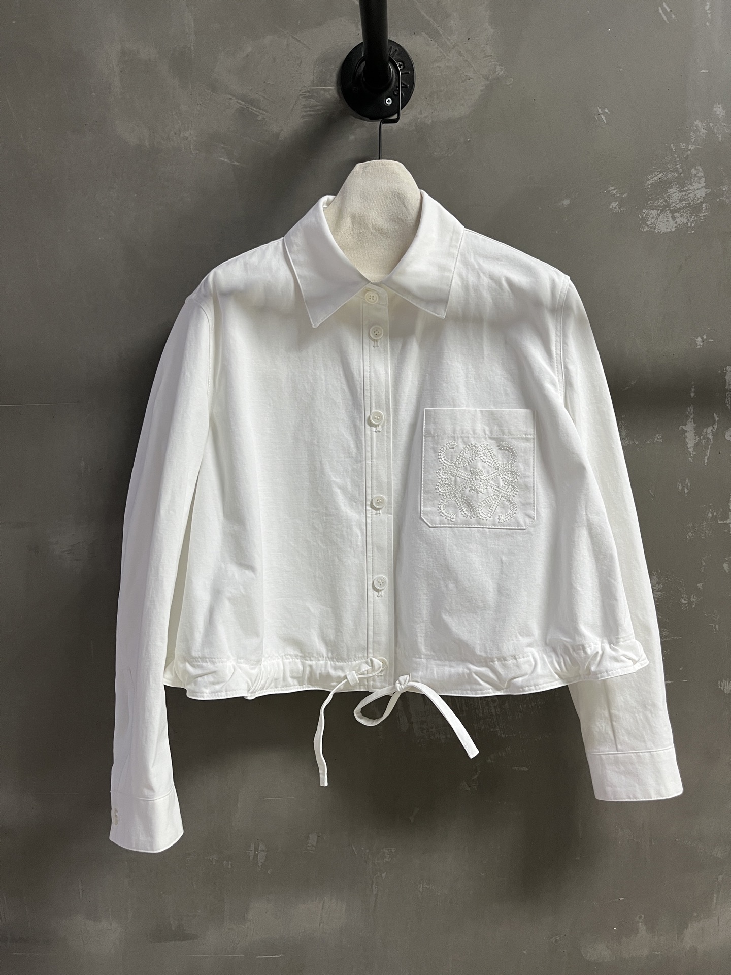 NO:636726,Introduction to Lo*we｜2025 new autumn clothing The best shirt item of this season!  The style is versatile and fashionable!  - MATERIAL Material - Leather imported original high weave density fabric size S-L M size bust 134 length 50 shoulder width 45 sleeve length 58 price, Loewe-clothing, loewe, shirts, alexander wang19860909Lo*we简介｜2025秋装新品 本季度最佳衬衫单品！版型不挑人百搭又时髦！ - MATERIAL 材质 - 皮面进口原版高织数密度面料 size Ｓ- L M码胸围134衣长50 肩宽45 袖长58 price,罗意威-服装,loewe,shirts,alexander wang,Women's clothing