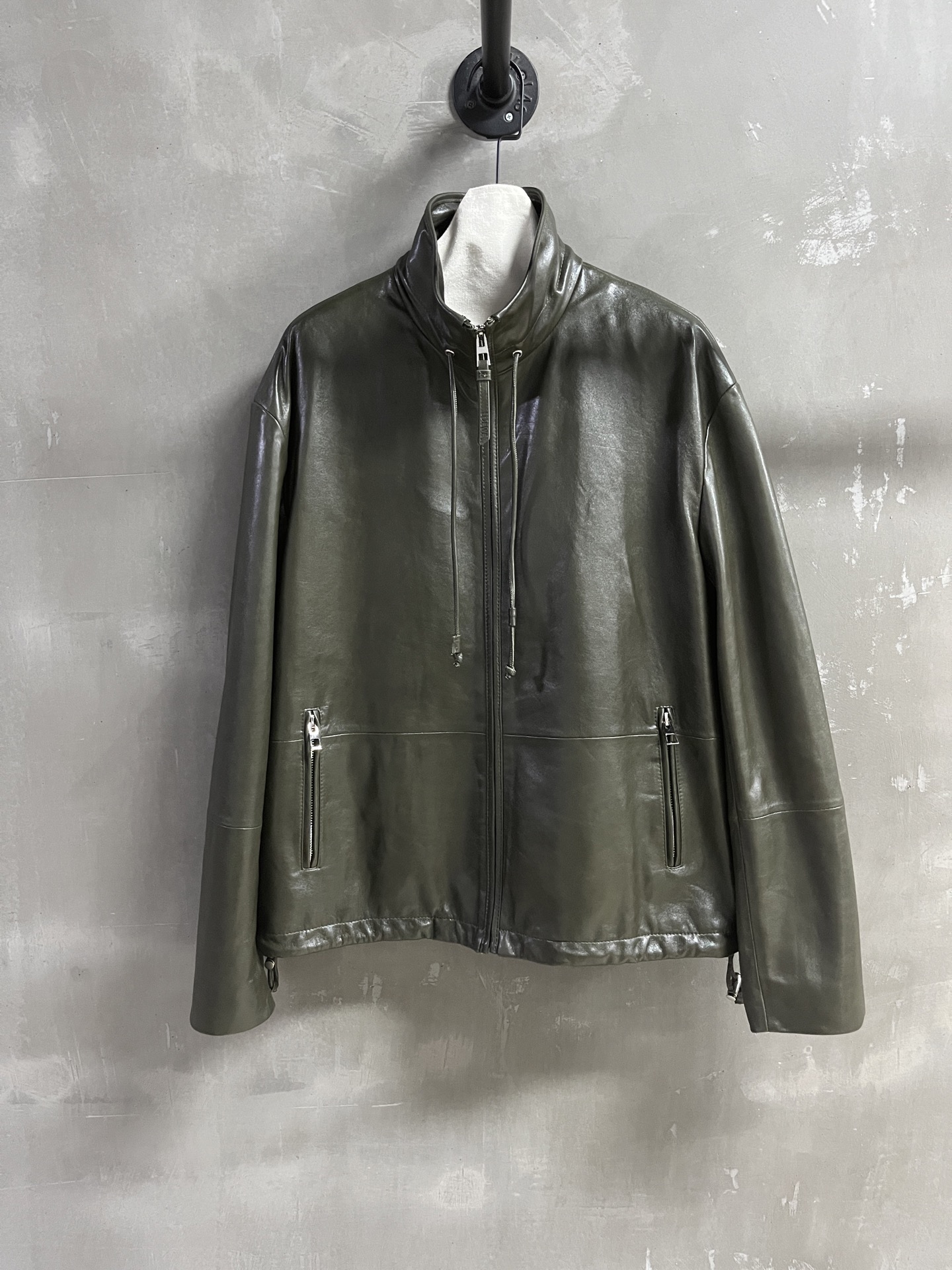 NO:636729,Lo*we introduction｜2025 new autumn clothing products The best leather clothing items this season!  The style is versatile and fashionable!  Same style for men and women - MATERIAL Material - leather imported Turkish waxed lambskin size S-L M size bust 120 length 67 shoulder width 55 sleeve length 63 price, Loewe-clothing, loewe, leather jacket, sheepskin, alexander wang19860909Lo*we简介｜2025秋装新品 本季度最佳皮衣单品！版型不挑人百搭又时髦！男女同款 - MATERIAL 材质 - 皮面进口土耳其油蜡小羊皮 size Ｓ- L M码胸围120衣长67 肩宽55 袖长63 price,罗意威-服装,loewe,leather jacket,sheepskin,alexander wang,Women's clothing