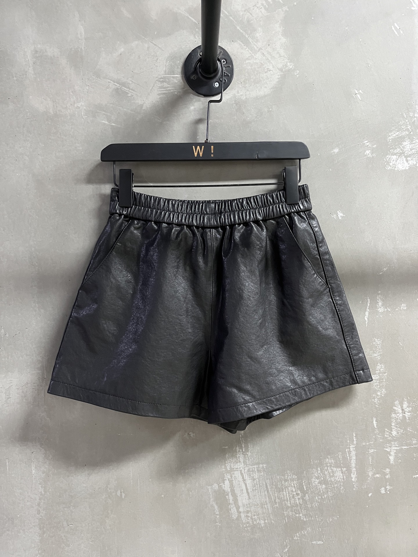 NO:636732,Black - MATERIAL Material - Leather imported Turkish vegetable tanned lambskin size M-19860909黑色 - MATERIAL 材质 - 皮面进口土耳其植鞣小羊皮 size M- XL M码松紧腰围64 臀围104 裤长39 price,女装,sheepskin,alexander wang,Women's clothing