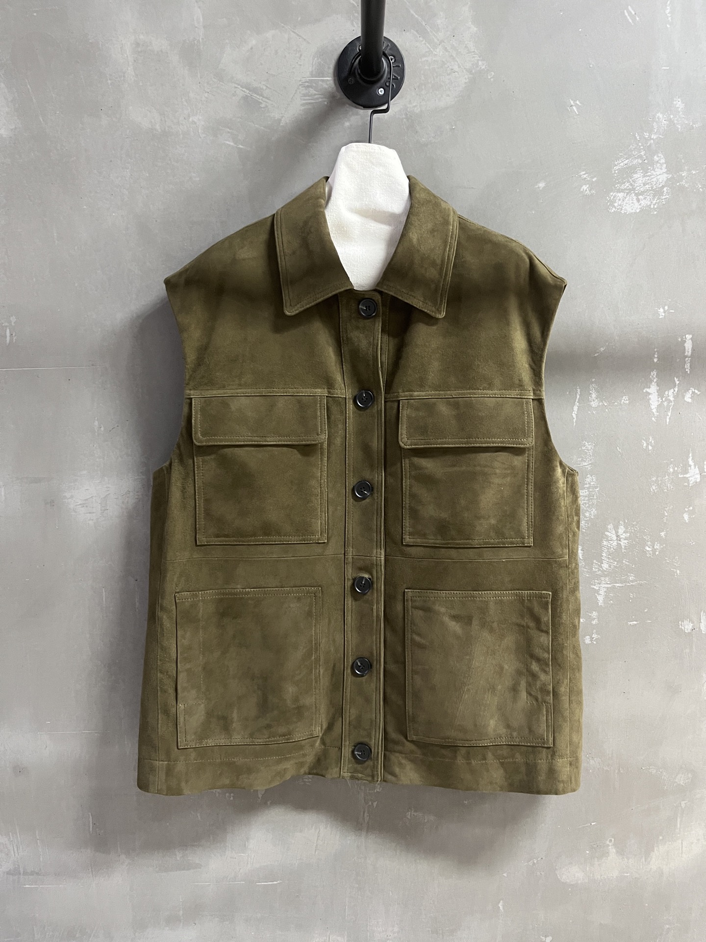 NO:636721,BC Introduction｜2025 New Autumn Clothing Products This season’s best vest item!  Classic old money style design, loose fit, versatile and fashionable!  - MATERIAL Material - leather imported Turkish mixed sheepskin size S- M M size bust 120 length 70 shoulder width 53 price, women's clothing, sheepskin, alexander wang19860909BC简介｜2025秋装新品 本季度最佳马甲单品！经典老钱风设计 宽松版型不挑人百搭又时髦！ - MATERIAL 材质 - 皮面进口土耳其混种羊皮 size S- M M码胸围120 衣长70 肩宽53 price,女装,sheepskin,alexander wang,Women's clothing