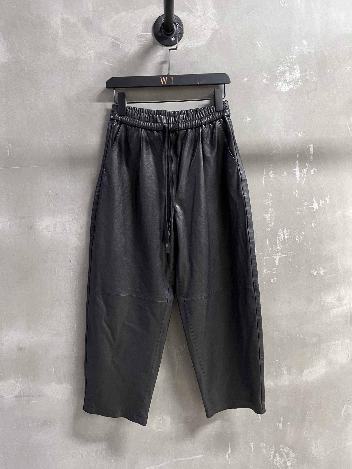 NO:636727,Black - MATERIAL Material - Leather imported Turkish vegetable tanned lambskin size M-19860909黑色 - MATERIAL 材质 - 皮面进口土耳其植鞣小羊皮 size M- XL M码松紧腰围64 臀围112裤长89 price,女装,sheepskin,alexander wang,Women's clothing