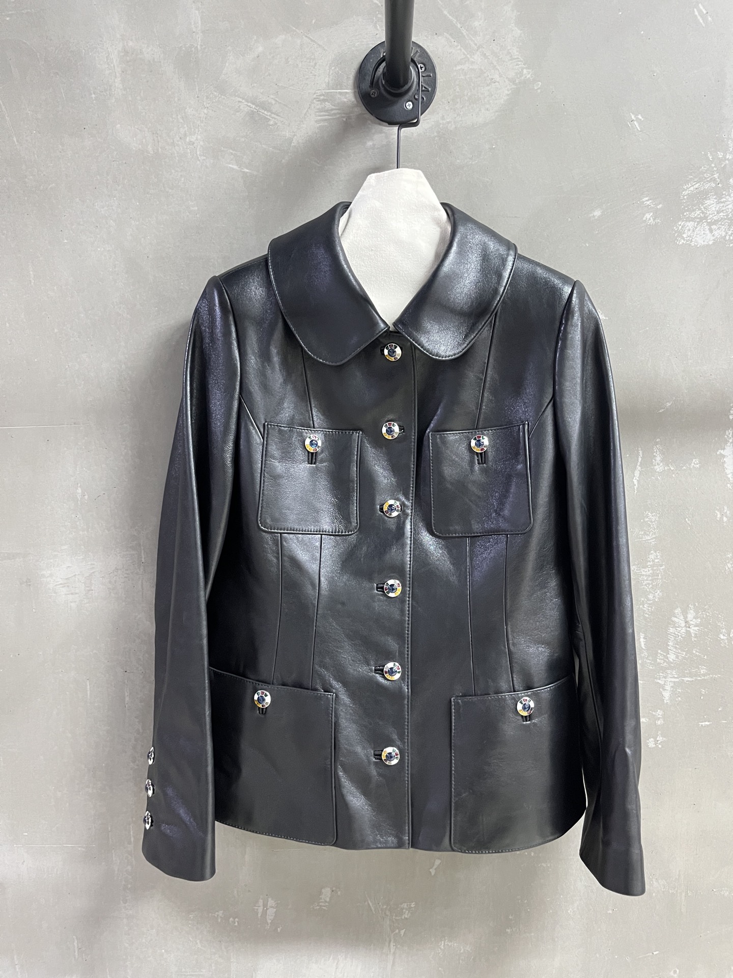 NO:636733,Introduction to Chan*l｜2025 New Autumn Clothing Products This season’s best outerwear items!  Classic Chanel design, easy-to-match style, versatile and fashionable!  The neat tailoring and exquisite buttons make the leather jacket no longer monotonous. Customized camellia lining!  - MATERIAL material - leather imported aurora lambskin size S-19860909Chan*l简介｜2025秋装新品 本季度最佳外套单品！经典香奈儿设计 版型不挑人百搭又时髦！利落裁剪的同时穿插精美绝伦扣子让皮衣不再单调 定制山茶花里衬！ - MATERIAL 材质 - 皮面进口极光小羊皮 size Ｓ- XL M码胸围96 衣长61 肩宽40袖长61 price,香奈儿-服装,chanel,chanel,jackets & coats,leather jacket,sheepskin,alexander wang,Women's clothing