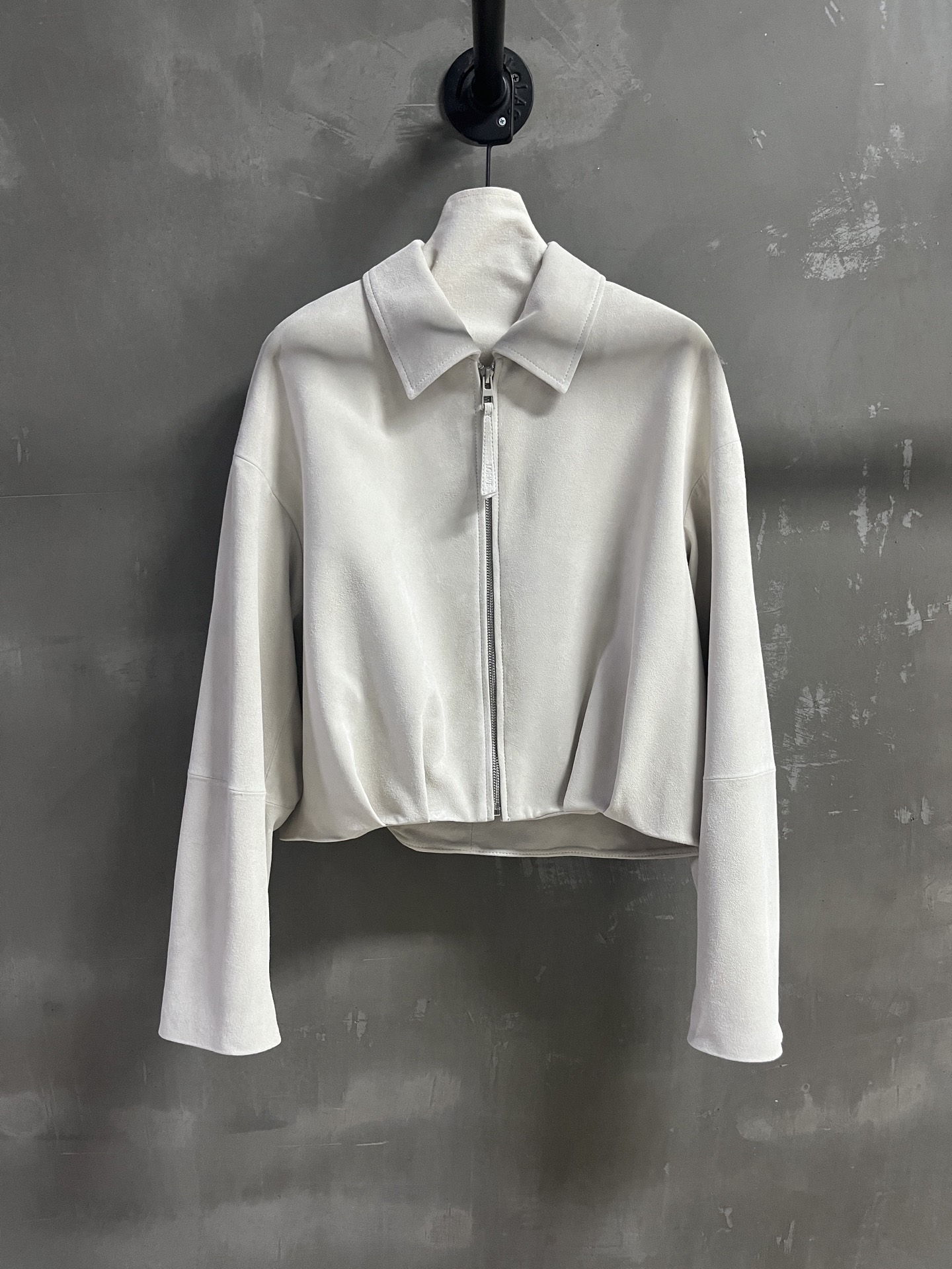 NO:636716,Lo*we introduction｜2025 new autumn clothing products The best leather clothing items this season!  The style is versatile and fashionable!  - MATERIAL - Leather imported Turkish mixed cashmere size S-L M size bust 154 length 53 raglan sleeve length 76 price, Loewe-clothing, loewe, leather jacket, alexander wang19860909Lo*we简介｜2025秋装新品 本季度最佳皮衣单品！版型不挑人百搭又时髦！ - MATERIAL 材质 - 皮面进口土耳其混种羊绒 size Ｓ- L M码胸围154衣长53 连肩袖长76 price,罗意威-服装,loewe,leather jacket,alexander wang,Women's clothing