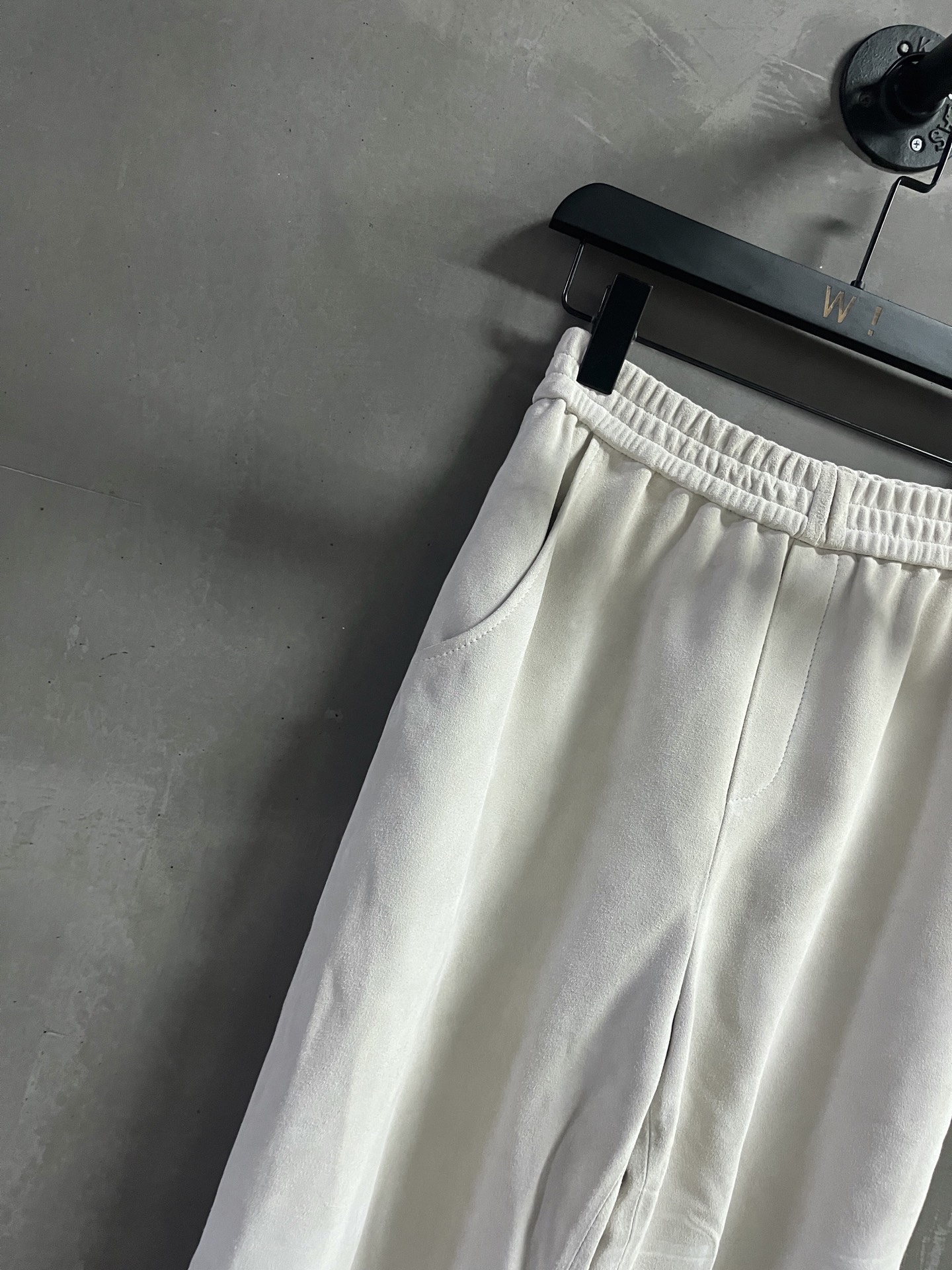 Stylish One-Size-Fits-All Female Suit with Lo*we Brief for Autumn 2025 - 图片 2