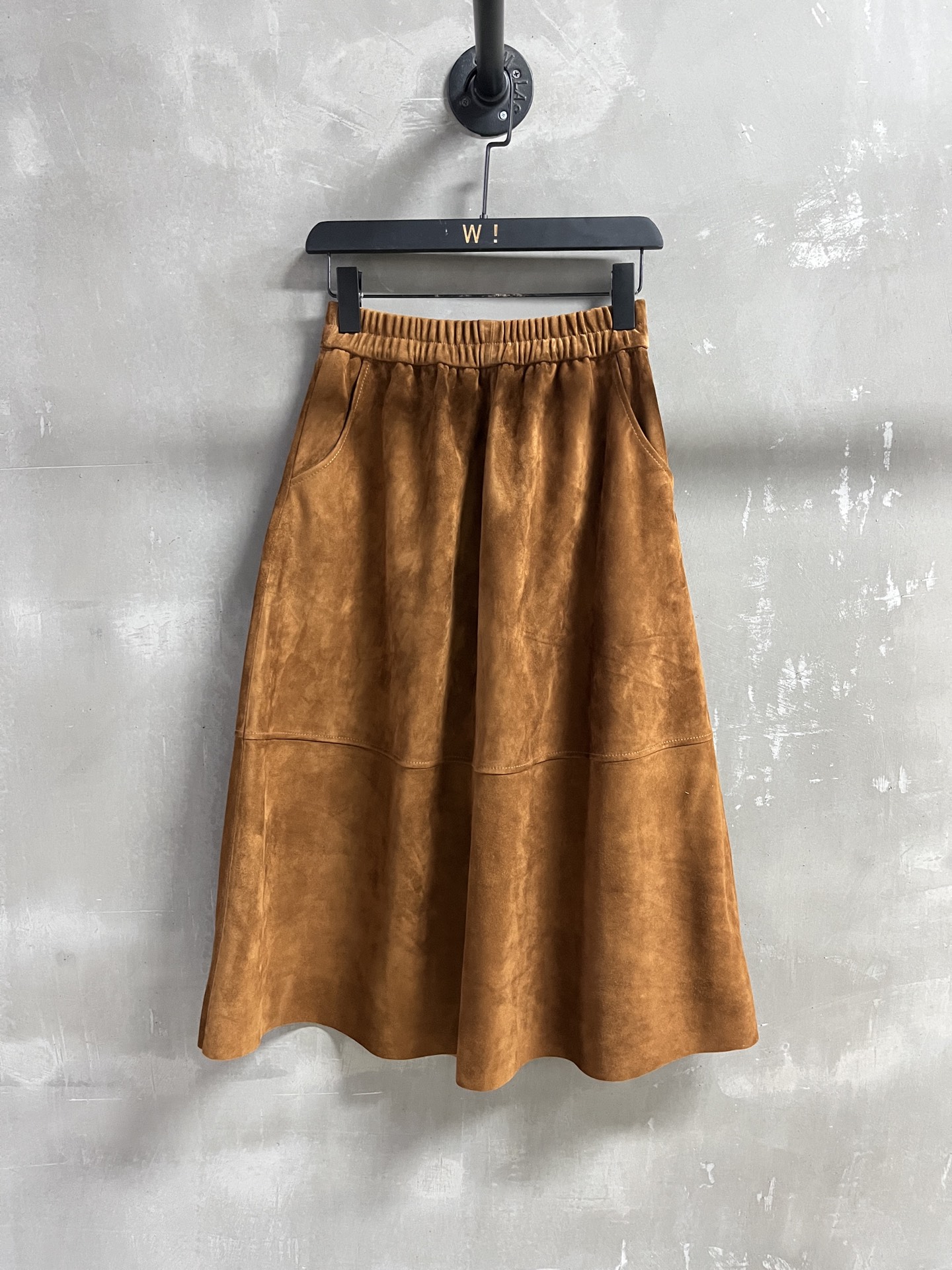 NO:636743,Introduction to MiuMi*｜2025 New Autumn Clothing Products This season’s best long skirts!  Classic retro large skirt, slim fit, versatile and fashionable!  - MATERIAL - Leather imported Turkish mixed sheep suede size M-19860909MiuMi*简介｜2025秋装新品 本季度最佳长裙单品！经典复古大裙摆 显瘦版型不挑人百搭又时髦！ - MATERIAL 材质 - 皮面进口土耳其混种羊反绒 size M- XL M码松紧腰围64 裙长76,缪缪-服装,miumiu,skirts,alexander wang,Women's clothing