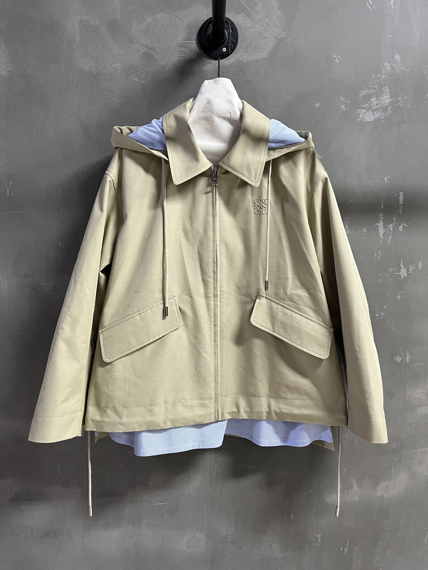 NO:636744,Introduction to Lo*we｜2025 New Autumn Clothing Products This season’s best windbreaker item!  The style is versatile and fashionable!  - MATERIAL Material - Leather imported original high weave density fabric size S-L M size bust 128 length 70 shoulder width 53 sleeve length 55, Loewe-clothing, loewe, alexander wang19860909Lo*we简介｜2025秋装新品 本季度最佳风衣单品！版型不挑人百搭又时髦！ - MATERIAL 材质 - 皮面进口原版高织数密度面料 size Ｓ- L M码胸围128衣长70肩宽53 袖长55,罗意威-服装,loewe,alexander wang,Women's clothing