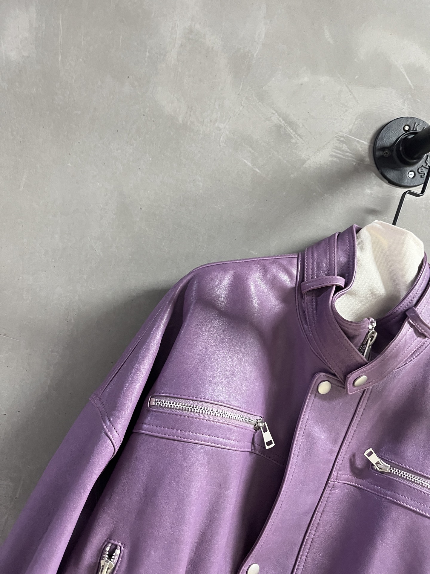 Balenci*ga Female Goatskin Suit: Stylish Wide Shoulder Design, Dust-Proof Bag Included - 图片 5