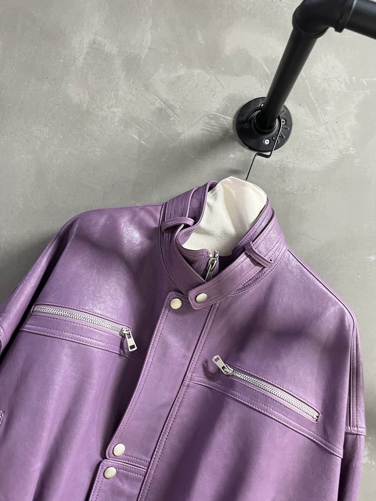 Balenci*ga Female Goatskin Suit: Stylish Wide Shoulder Design, Dust-Proof Bag Included - 图片 4