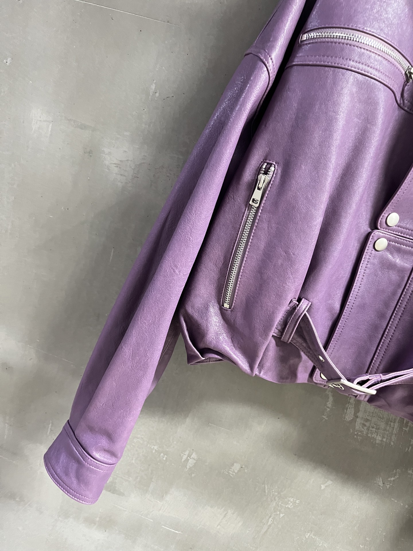 Balenci*ga Female Goatskin Suit: Stylish Wide Shoulder Design, Dust-Proof Bag Included - 图片 2