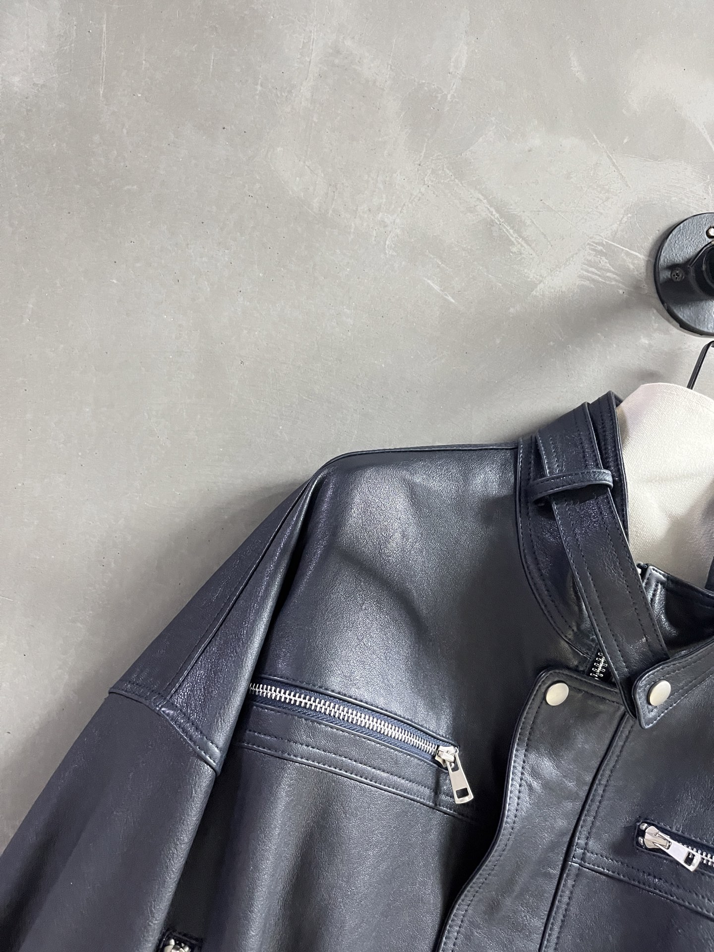 Balenci*ga Goatskin Female Suit: Stylish Design, Dust-Proof Bag, Wide Shoulders. - 图片 2