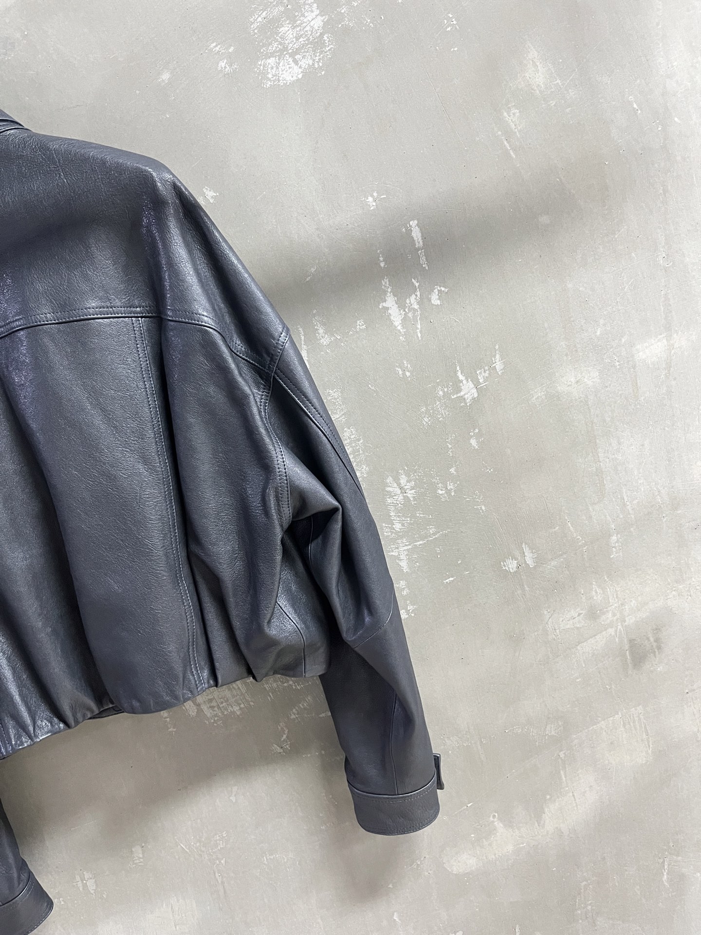 Balenci*ga Goatskin Female Suit: Stylish Design, Dust-Proof Bag, Wide Shoulders. - 图片 7