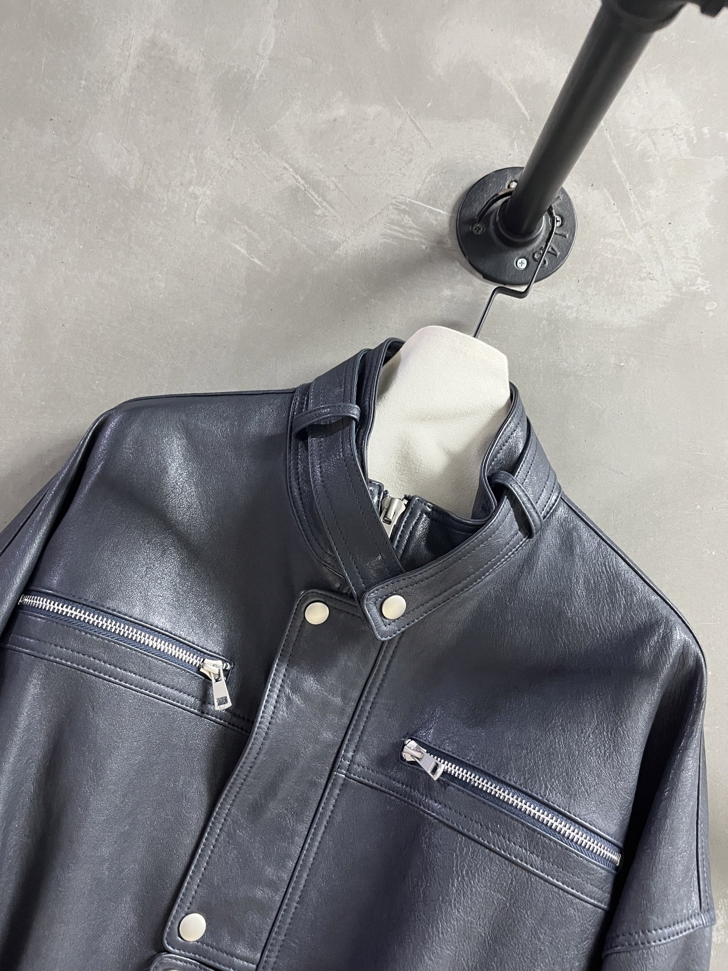 Balenci*ga Goatskin Female Suit: Stylish Design, Dust-Proof Bag, Wide Shoulders. - 图片 4
