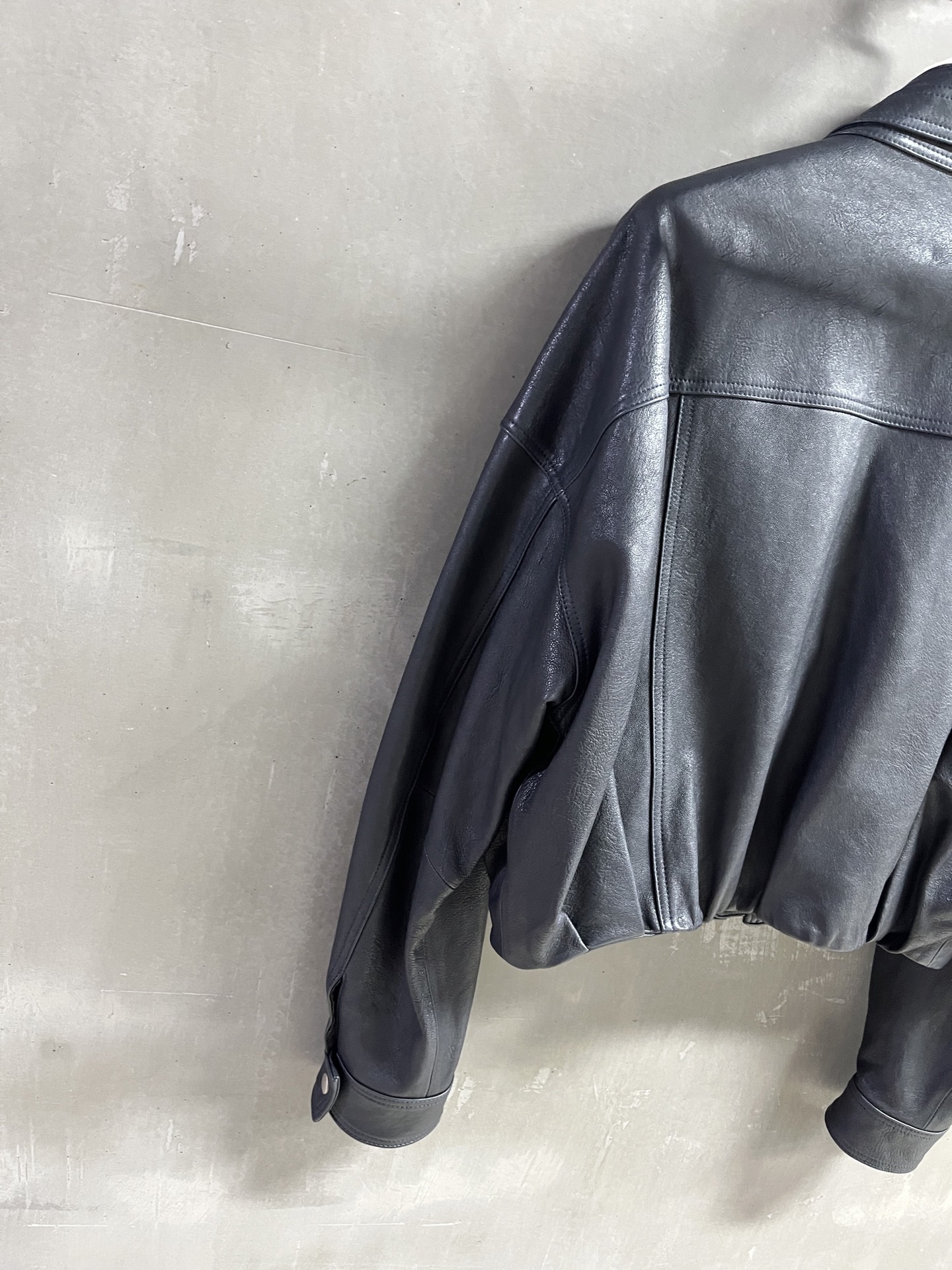 Balenci*ga Goatskin Female Suit: Stylish Design, Dust-Proof Bag, Wide Shoulders. - 图片 8