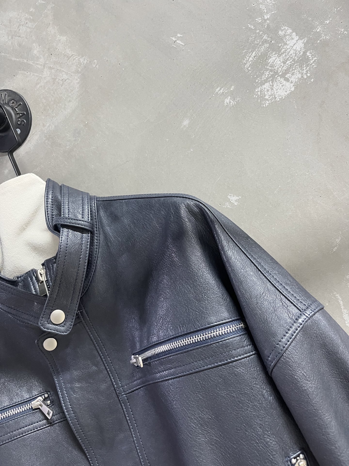 Balenci*ga Goatskin Female Suit: Stylish Design, Dust-Proof Bag, Wide Shoulders. - 图片 3