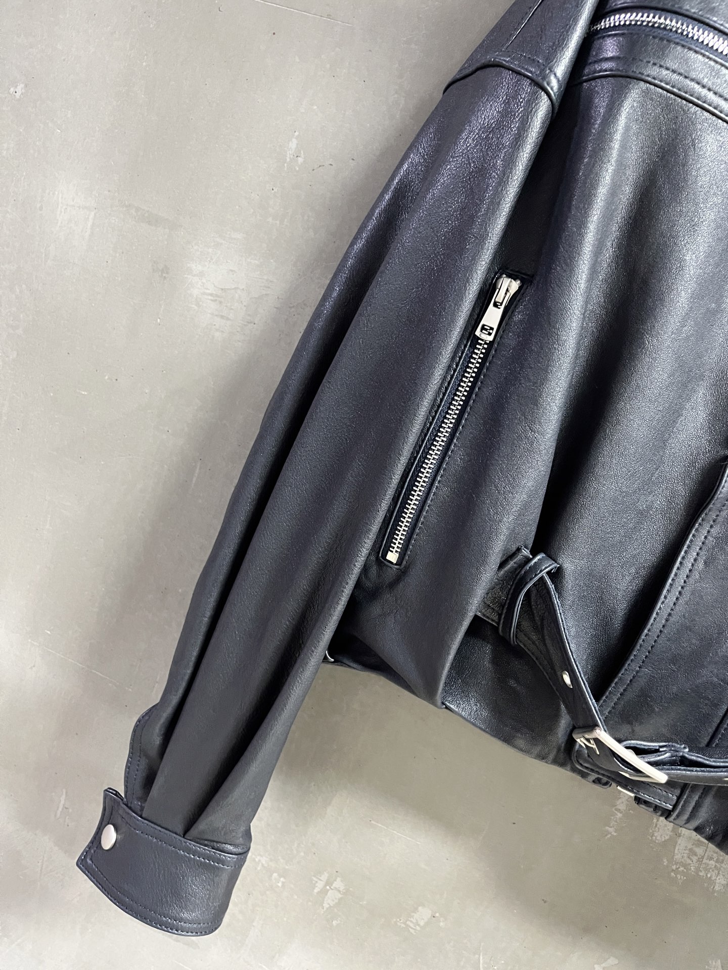 Balenci*ga Goatskin Female Suit: Stylish Design, Dust-Proof Bag, Wide Shoulders. - 图片 6