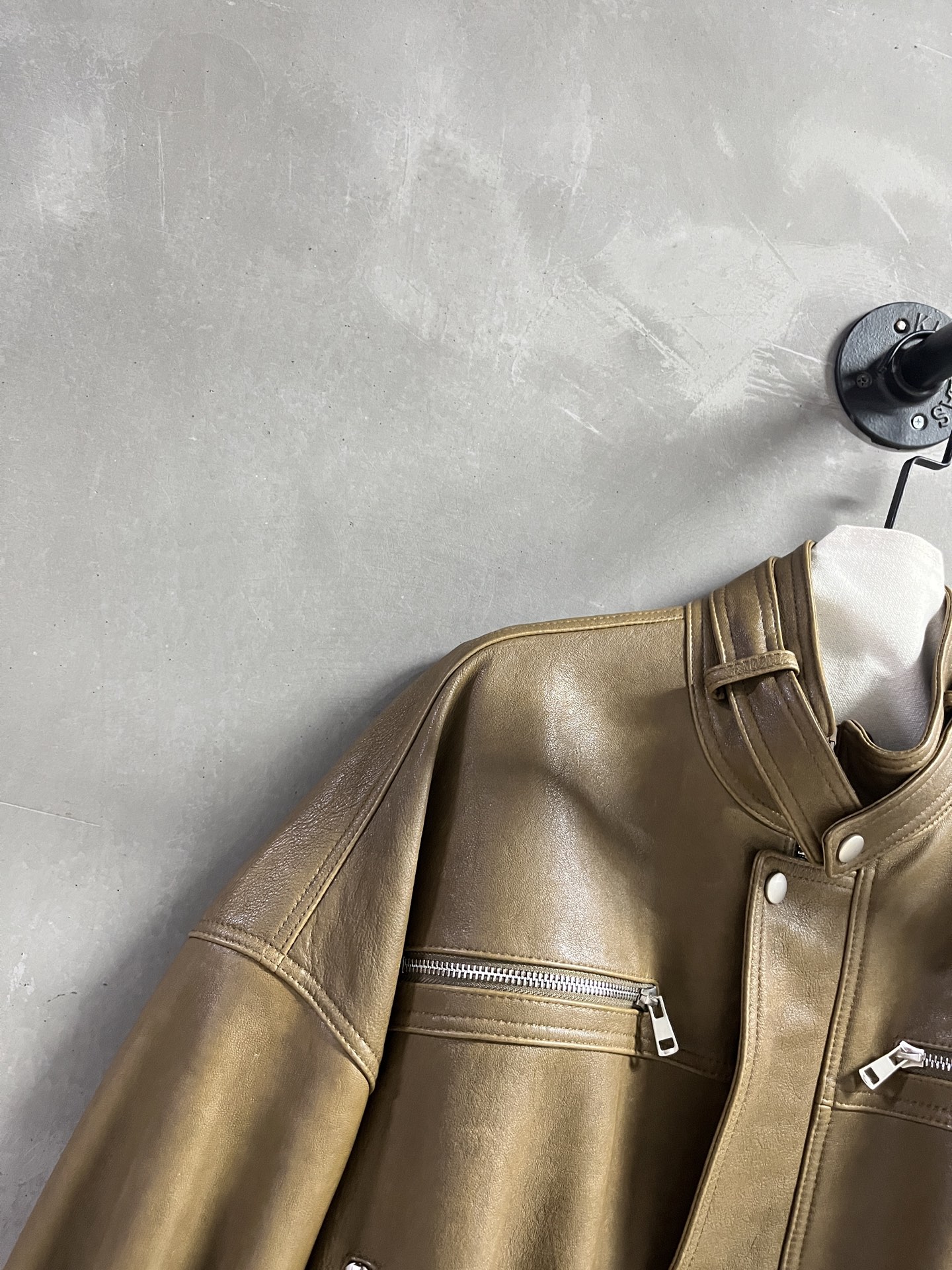 Balenci*ga Female Goat Skin Suit: Stylish Design with Wide Shoulders, Dust-Proof Bag. - 图片 2