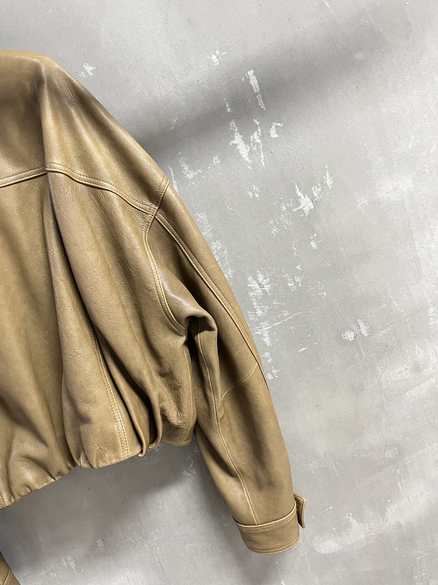 Balenci*ga Female Goat Skin Suit: Stylish Design with Wide Shoulders, Dust-Proof Bag. - 图片 7