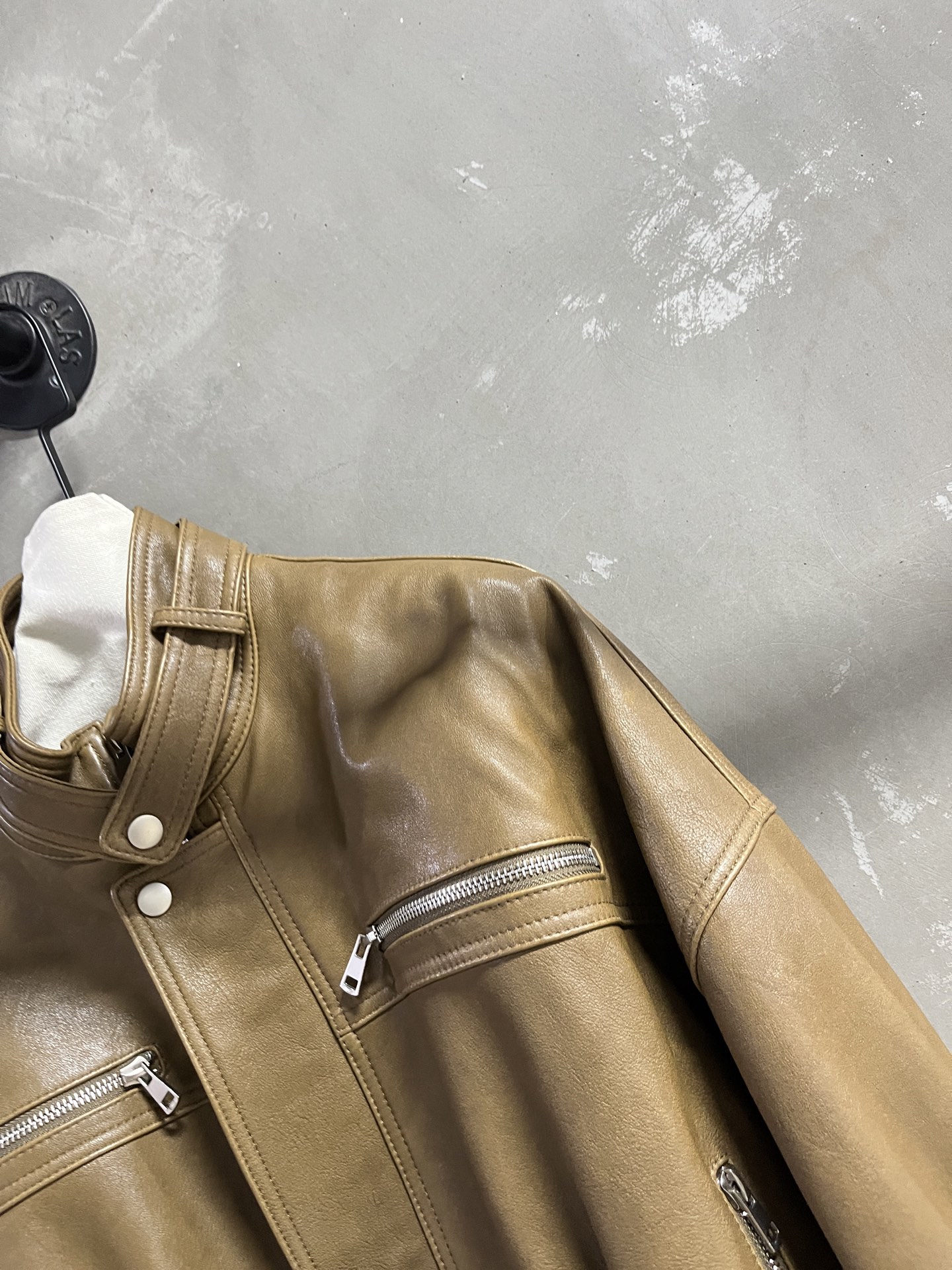 Balenci*ga Female Goat Skin Suit: Stylish Design with Wide Shoulders, Dust-Proof Bag. - 图片 4