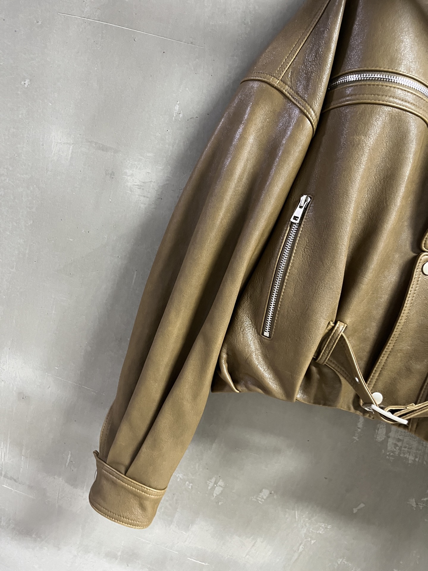 Balenci*ga Female Goat Skin Suit: Stylish Design with Wide Shoulders, Dust-Proof Bag. - 图片 3