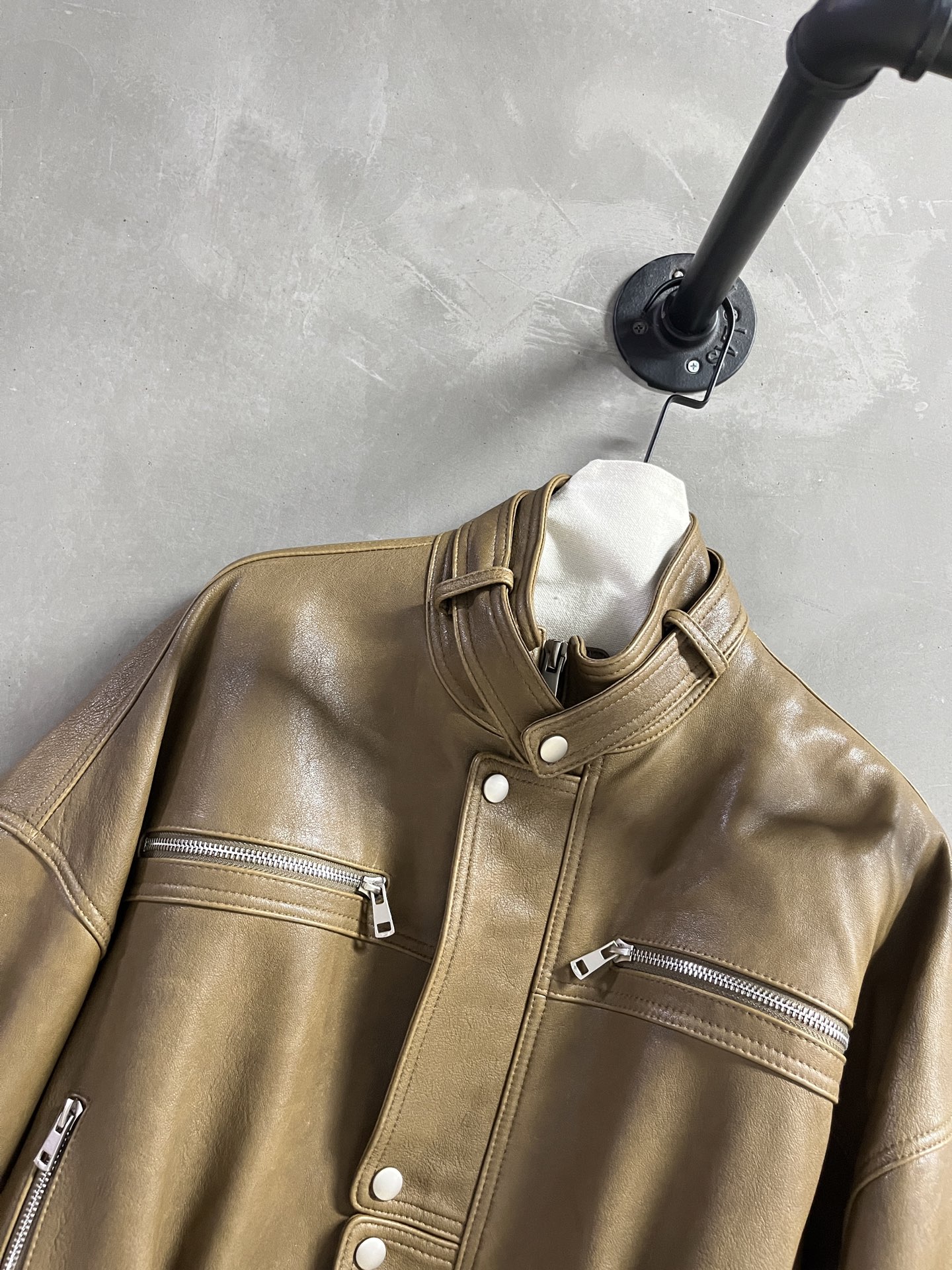 Balenci*ga Female Goat Skin Suit: Stylish Design with Wide Shoulders, Dust-Proof Bag. - 图片 5