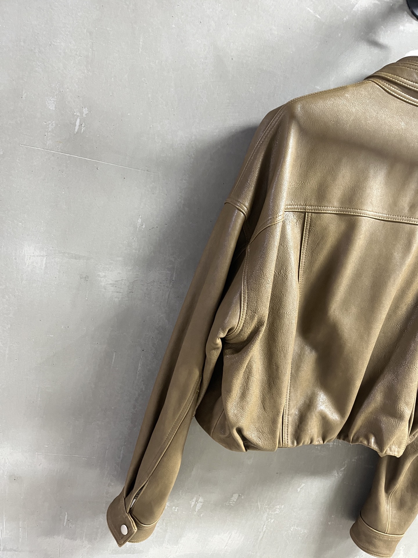 Balenci*ga Female Goat Skin Suit: Stylish Design with Wide Shoulders, Dust-Proof Bag. - 图片 8