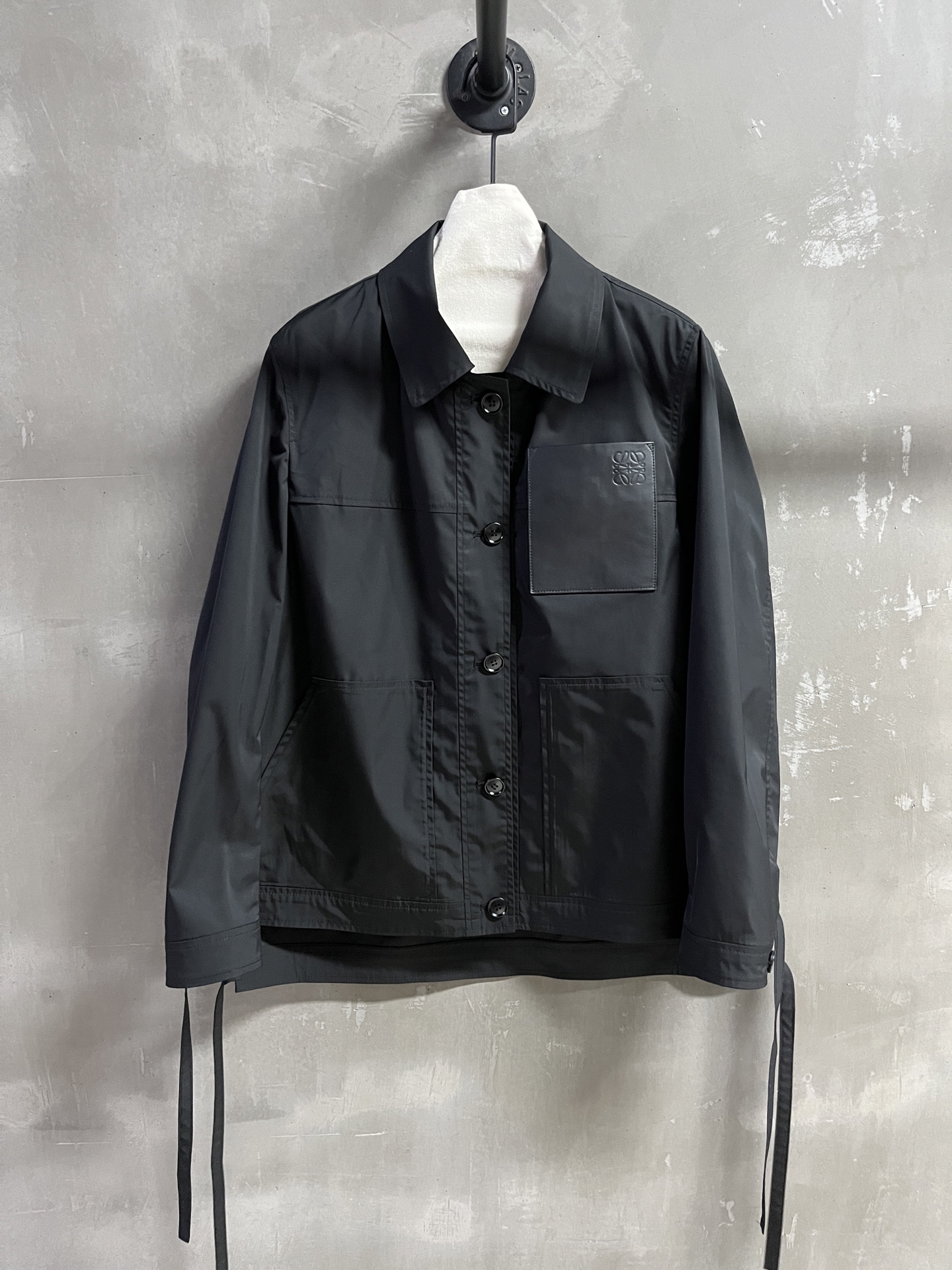 NO:636748,Introduction to Lo*we｜2025 New Autumn Clothing Products This season’s best windbreaker item!  The style is versatile and fashionable!  - MATERIAL - Leather imported original high weave density fabric size S-L M size bust 120 length 72 shoulder width 45 sleeve length 62 price, Loewe-clothing, loewe, alexander wang19860909Lo*we简介｜2025秋装新品 本季度最佳风衣单品！版型不挑人百搭又时髦！ - MATERIAL 材质 - 皮面进口原版高织数密度面料 size Ｓ- L M码胸围120衣长72肩宽45袖长62 price,罗意威-服装,loewe,alexander wang,Women's clothing