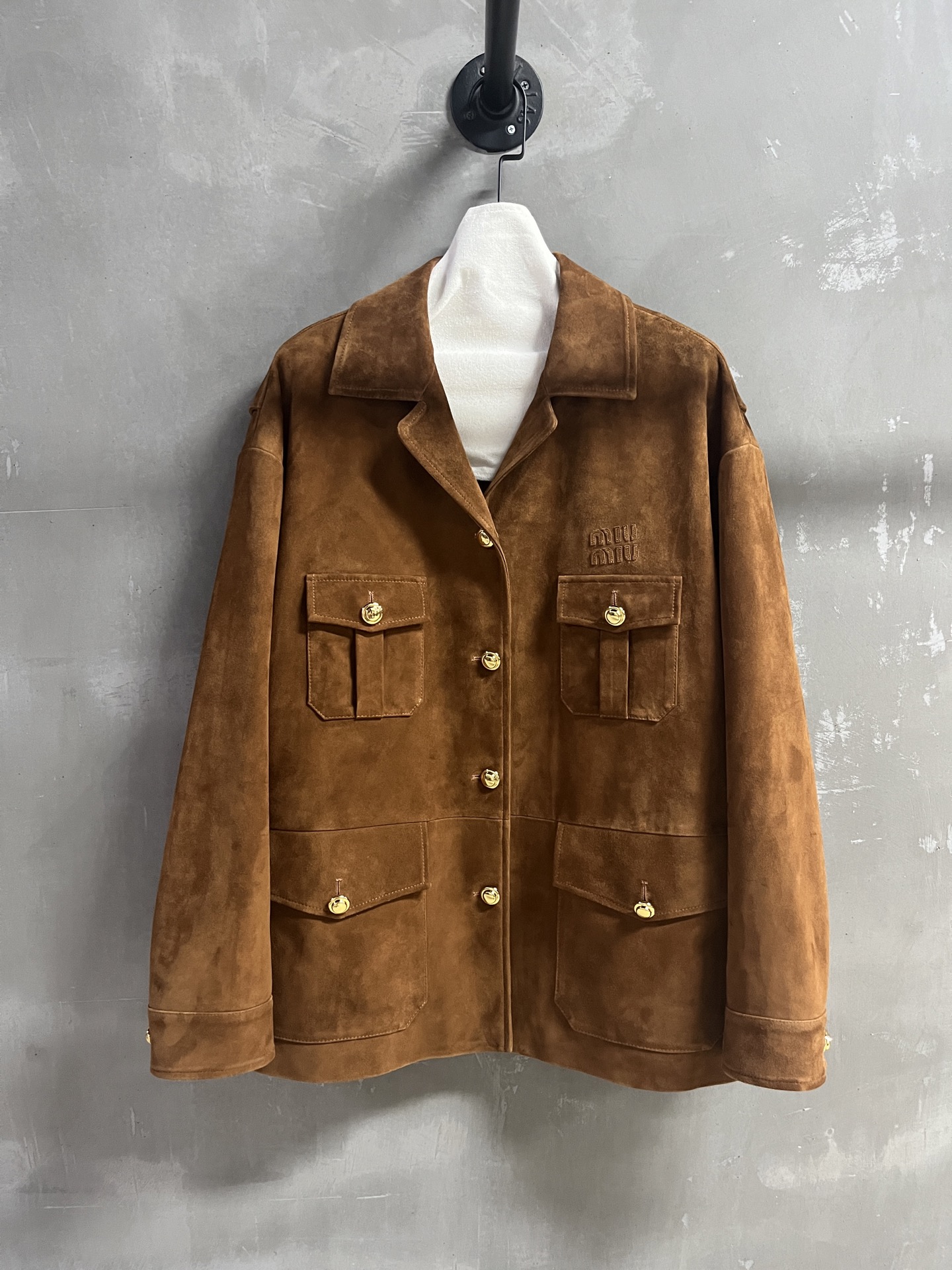 NO:636752,Introduction to MiuMi*｜2025 new autumn clothing products The best outerwear items of this season!  Classic jacket design, slim fit, versatile and fashionable!  - MATERIAL material - leather imported Turkish mixed sheepskin size S- L19860909MiuMi*简介｜2025秋装新品 本季度最佳外套单品！经典夹克设计 显瘦版型不挑人百搭又时髦！ - MATERIAL 材质 - 皮面进口土耳其混种羊皮 size S- L M码胸围124衣长72袖长56肩宽59 price,缪缪-服装,miumiu,jackets & coats,jackets & coats,sheepskin,alexander wang,Women's clothing