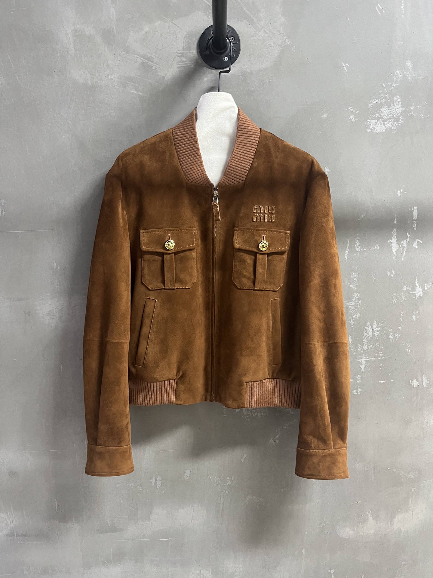 NO:636754,Introduction to MiuMi*｜2025 new autumn clothing products The best outerwear items of this season!  Classic jacket design, slim fit, versatile and fashionable!  - MATERIAL material - leather imported Turkish mixed sheepskin size M-19860909MiuMi*简介｜2025秋装新品 本季度最佳外套单品！经典夹克设计 显瘦版型不挑人百搭又时髦！ - MATERIAL 材质 - 皮面进口土耳其混种羊皮 size M- XL M码胸围110衣长56 袖长61 肩宽49 price,缪缪-服装,miumiu,jackets & coats,jackets & coats,sheepskin,alexander wang,Women's clothing