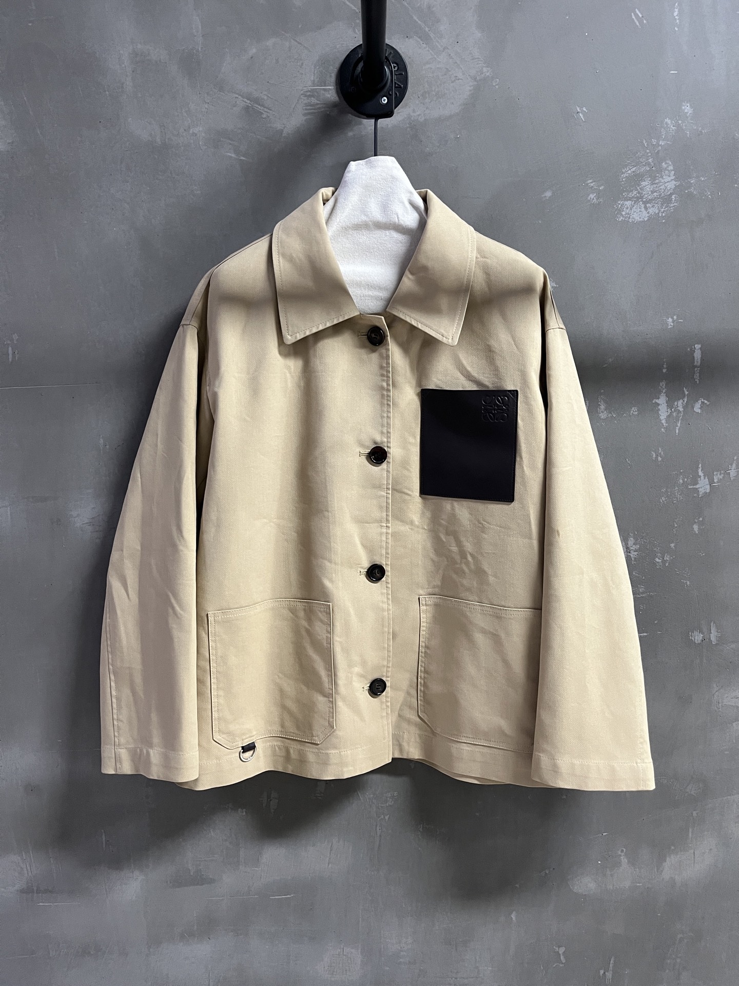 NO:636756,Introduction to Lo*we｜2025 New Autumn Clothing Products This season’s best windbreaker item!  The style is versatile and fashionable!  - MATERIAL - Leather imported original high weave density fabric size S-L M size bust 126 length 69 shoulder width 55 sleeve length 55 price, Loewe-clothing, loewe, alexander wang19860909Lo*we简介｜2025秋装新品 本季度最佳风衣单品！版型不挑人百搭又时髦！ - MATERIAL 材质 - 皮面进口原版高织数密度面料 size Ｓ- L M码胸围126衣长69肩宽55袖长55 price,罗意威-服装,loewe,alexander wang,Women's clothing