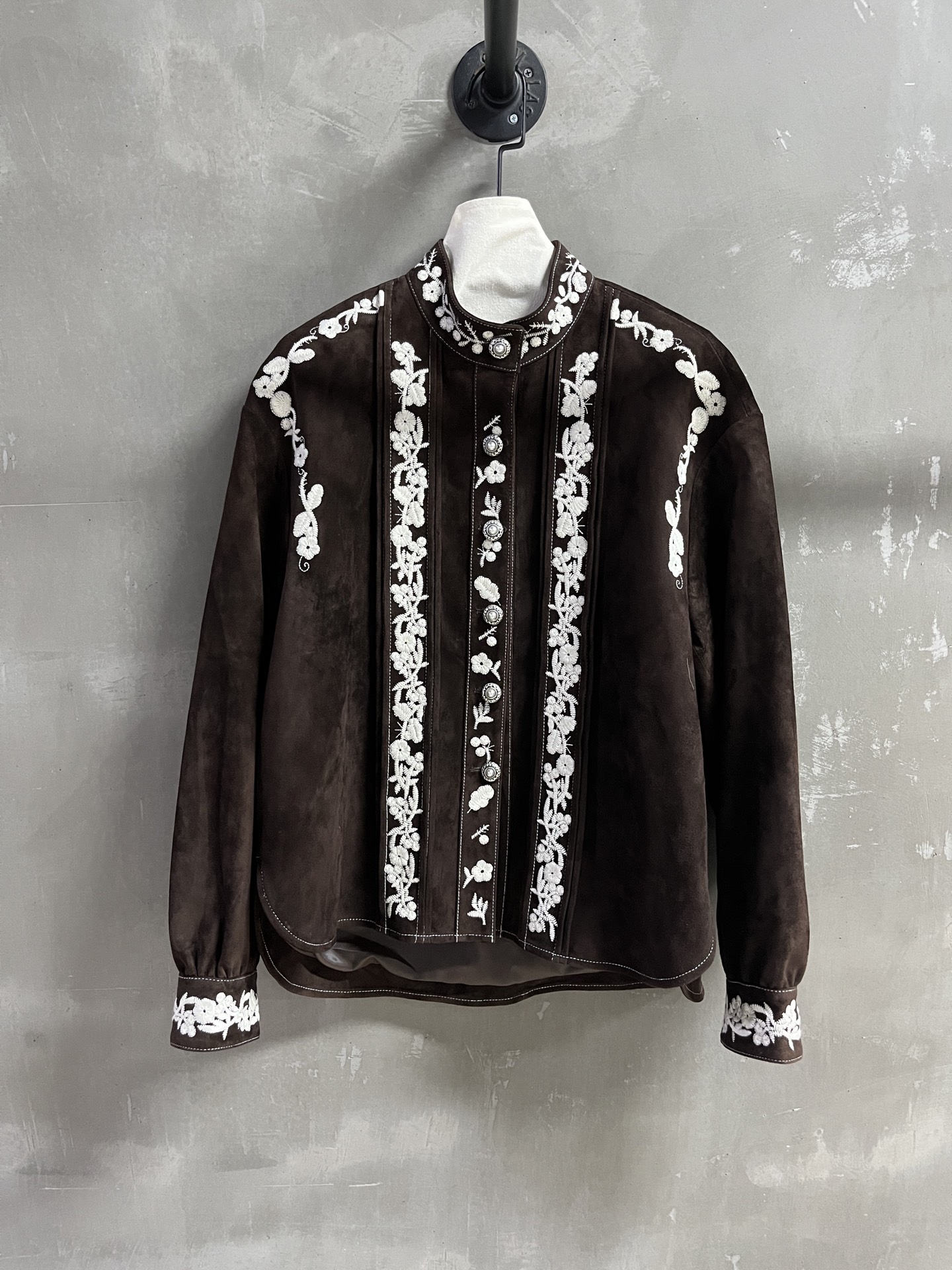 NO:636762,Introduction to ISABEL MARANT｜2025 Early Autumn New Products The best shirt product of this season!  Heavy industry positioning embroidery, the pattern is not picky, versatile and fashionable!  Retro old money is full of high-end feeling!  - MATERIAL Material - leather imported Turkish mixed cashmere surface size S- L M size bust 122 length 70 shoulder width 55 sleeve length 56 price, women's clothing, shirts, alexander wang19860909ISABEL MARANT简介｜2025早秋新品 本季度最佳衬衫单品！重工定位刺绣 版型不挑人百搭又时髦！复古老钱高级感十足！ - MATERIAL 材质 - 皮面进口土耳其混种羊绒面 size S- L M码胸围122衣长70肩宽55 袖长56 price,女装,shirts,alexander wang,Women's clothing