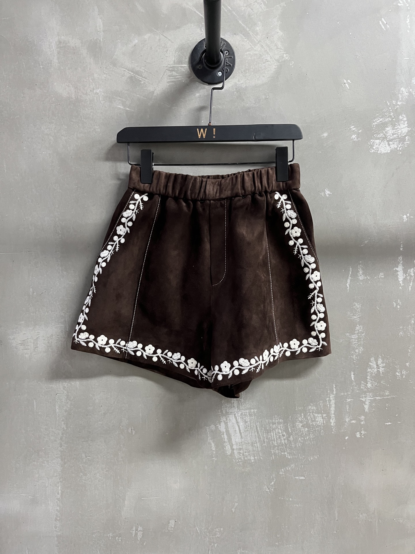 NO:636747,Introduction to ISABEL MARANT｜2025 Early Autumn New Products This season’s best shorts item!  Heavy industry positioning embroidery, the pattern is not picky, versatile and fashionable!  Retro old money is full of high-end feeling!  - MATERIAL Material - leather imported Turkish mixed cashmere surface size M-19860909ISABEL MARANT简介｜2025早秋新品 本季度最佳短裤单品！重工定位刺绣 版型不挑人百搭又时髦！复古老钱高级感十足！ - MATERIAL 材质 - 皮面进口土耳其混种羊绒面 size M- XL M码松紧腰围66 臀围106 裤长44 price,女装,shorts,alexander wang,Women's clothing