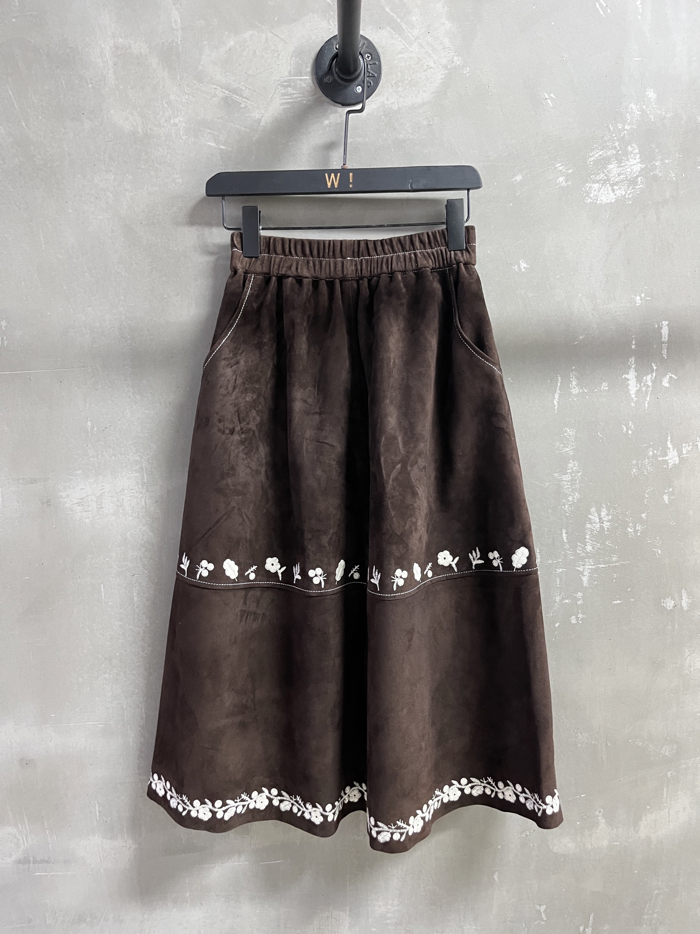 NO:636749,Introduction to ISABEL MARANT｜2025 Early Autumn New Products This season’s best long skirt item!  Heavy industry positioning embroidery, the pattern is not picky, versatile and fashionable!  Retro old money is full of high-end feeling!  - MATERIAL material - leather imported Turkish mixed cashmere surface size M- XL M size elastic waist 64 skirt length 76 price, women's clothing, skirts, alexander wang19860909ISABEL MARANT简介｜2025早秋新品 本季度最佳长裙单品！重工定位刺绣 版型不挑人百搭又时髦！复古老钱高级感十足！ - MATERIAL 材质 - 皮面进口土耳其混种羊绒面 size M- XL M码松紧腰围64 裙长76 price,女装,skirts,alexander wang,Women's clothing
